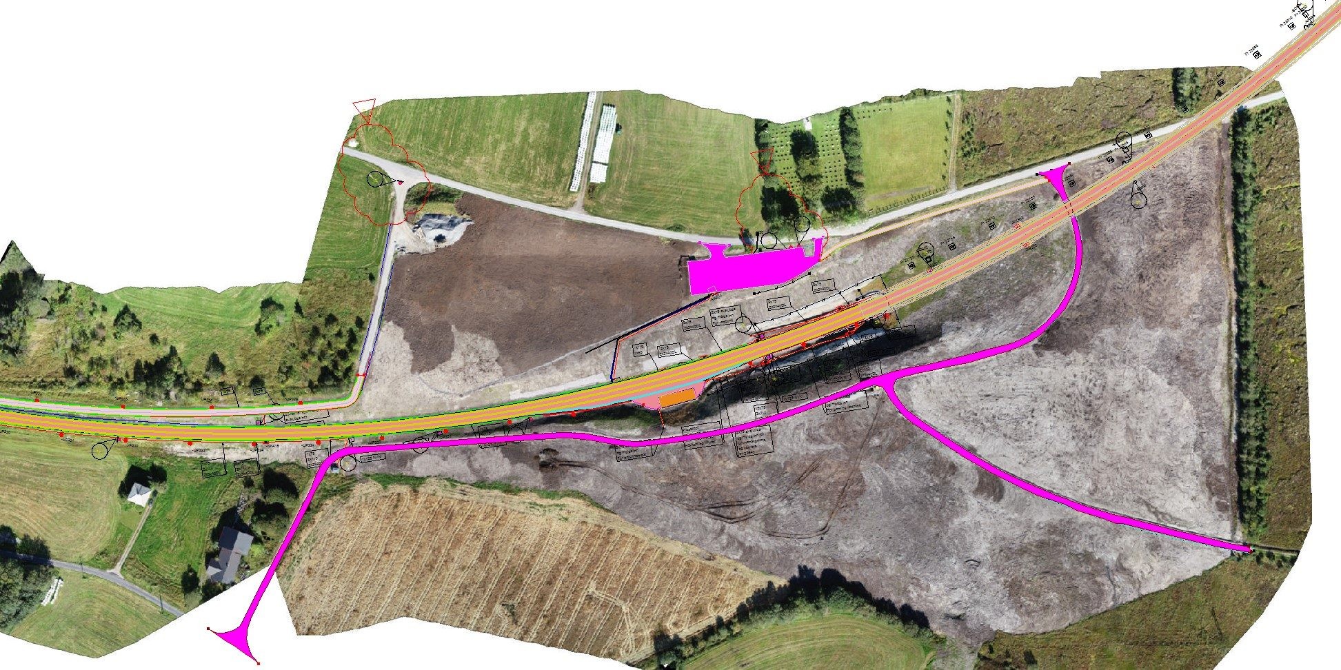 Aerial View of Rural Road with Marked Construction Routes Flyfoto av et landskap med en vei, jorder og fargerike overleggmarkeringer for planlegging.