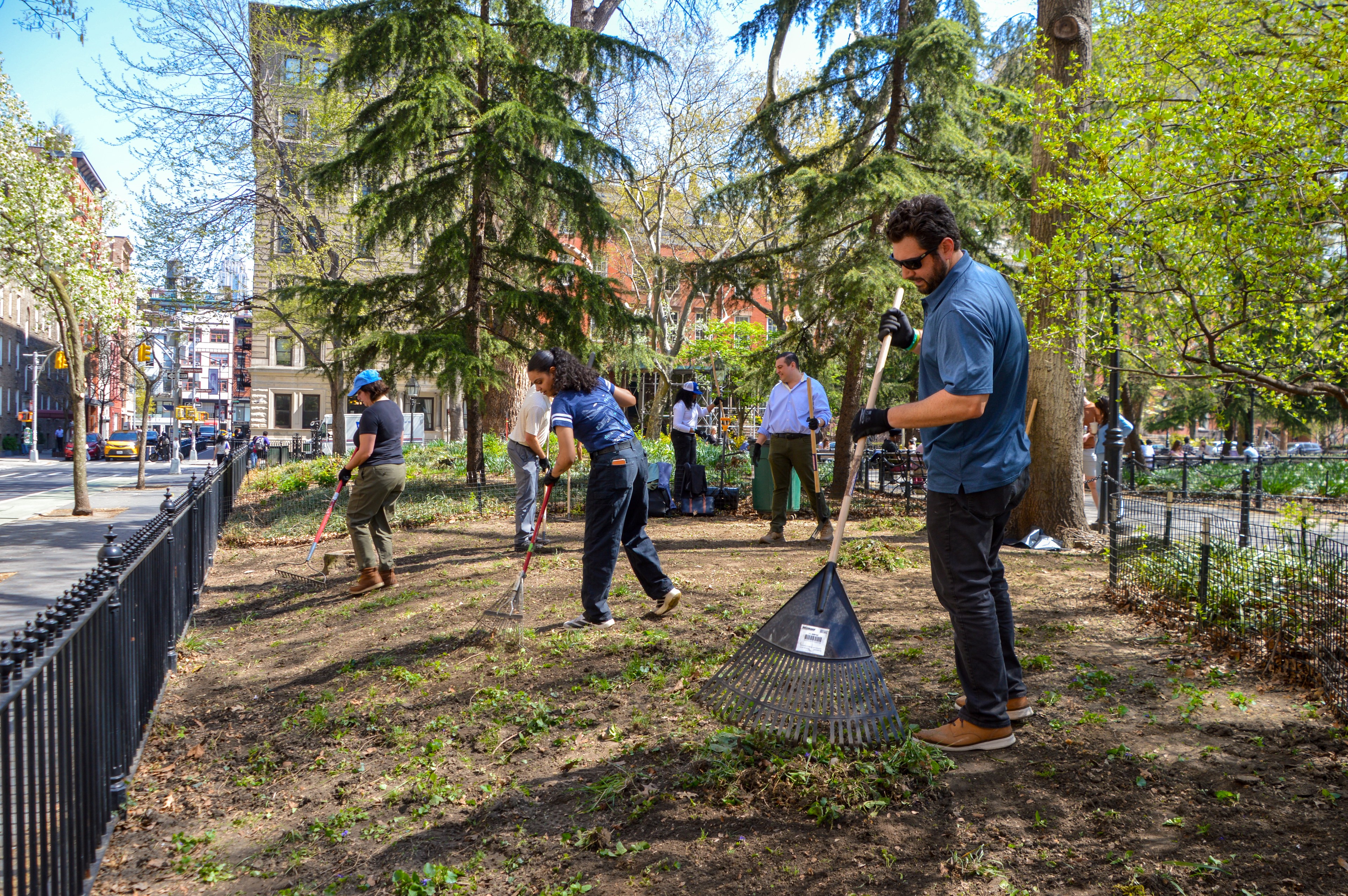 Skanska employees volunteering in NYC. Skanska employees volunteering in NYC.