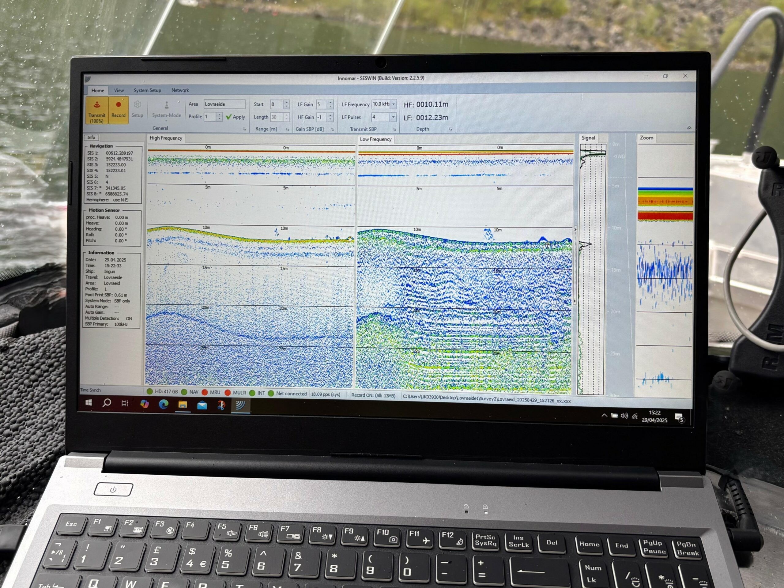 Laptop som viser sonar dataanalyseprogramvare med grafer og målinger på skjermen.
