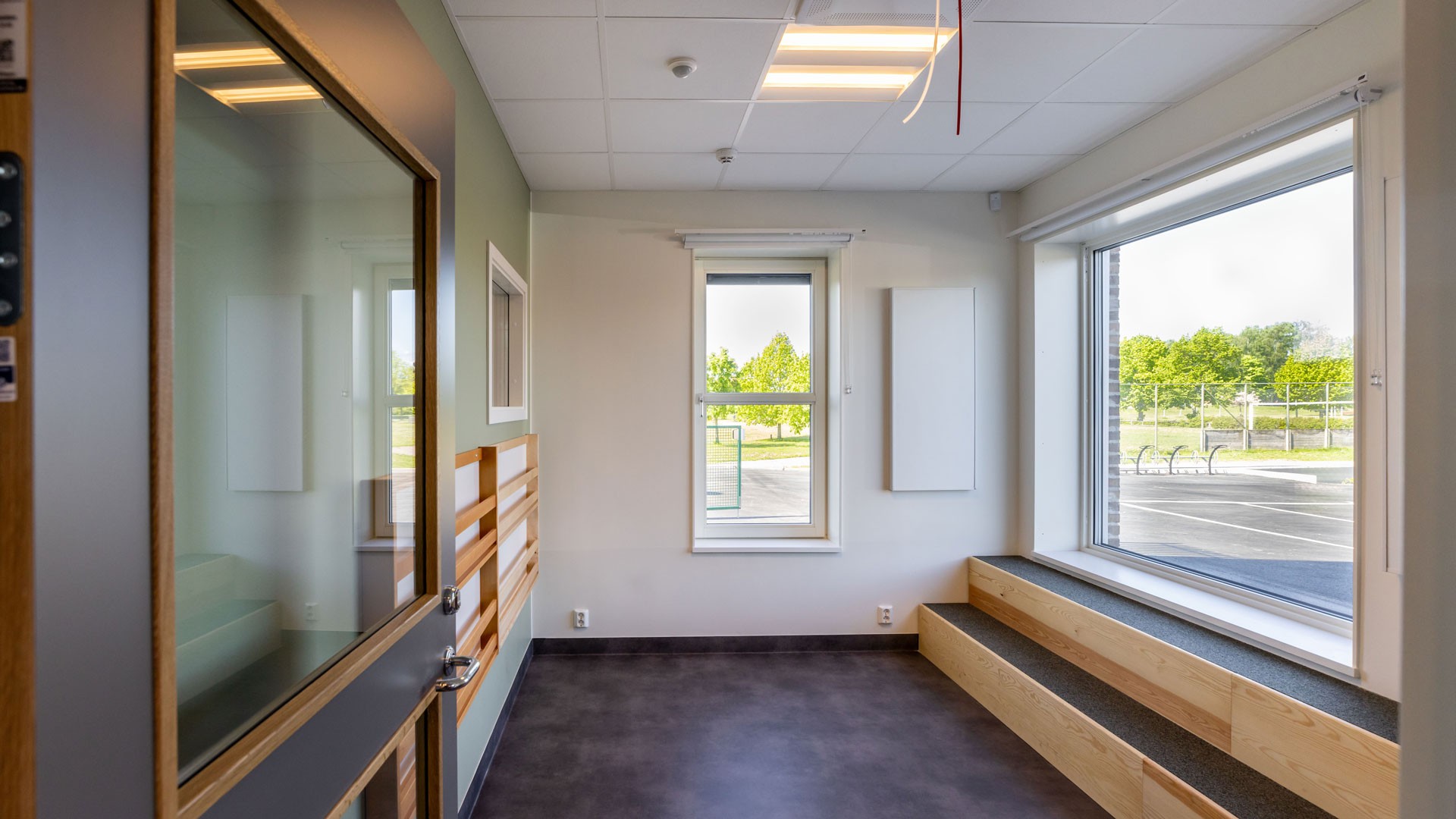 The children can see the yard through the large window.