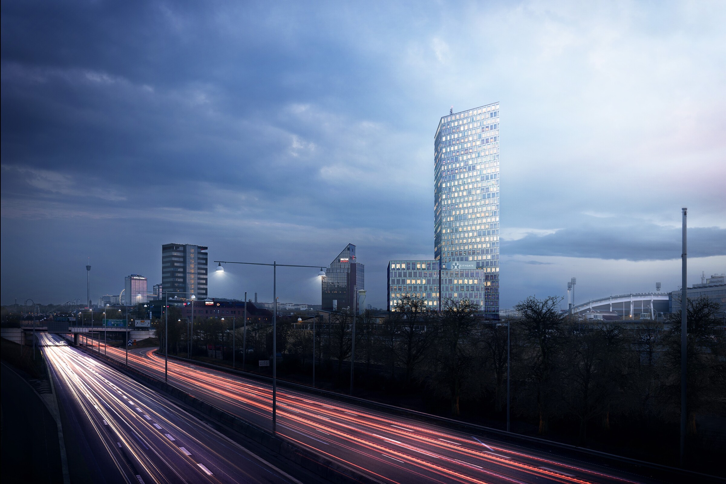 Ein modernes Stadtbild bei Dämmerung mit beleuchteten Wolkenkratzern und verschwommenen Verkehrslichtern auf einer Autobahn.