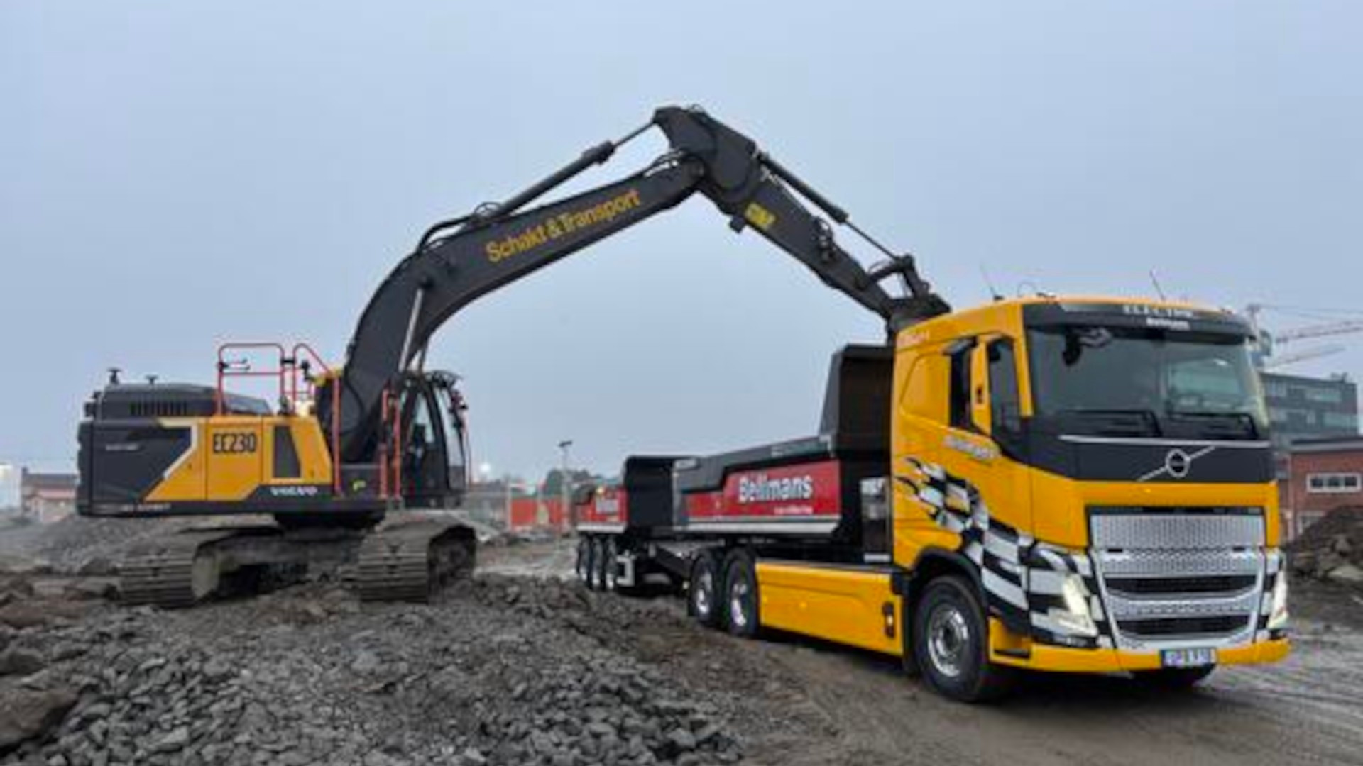 Electrified transport in the Slakthusområdet is part of the fossil-free development. Yellow Volvo truck loads soil with a black Volvo excavator at a construction site.