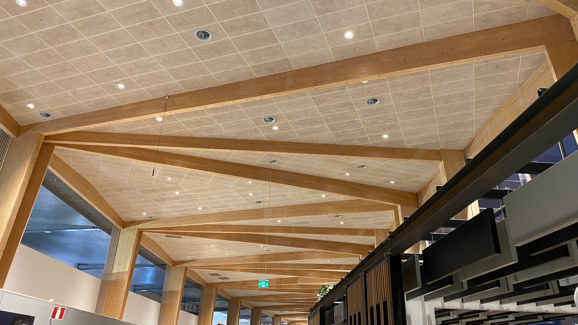 The light glulam frame has beams of up to 18 meters.