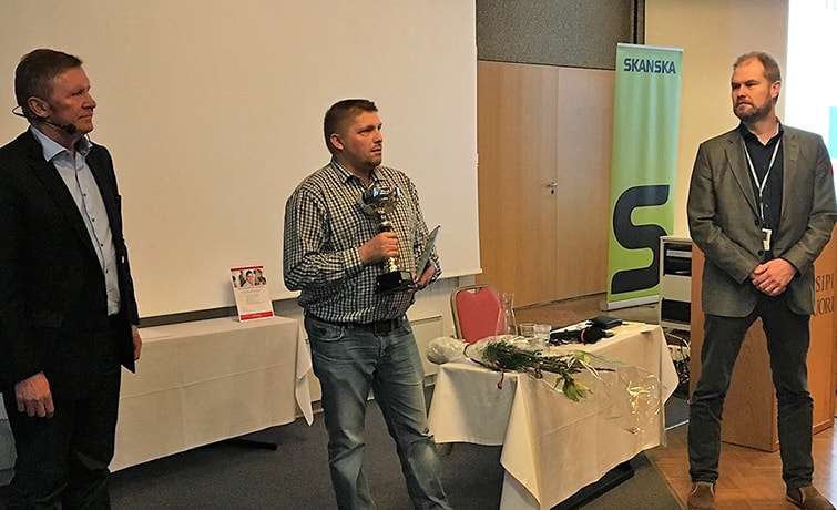 Kuvassa vasemmalta yksikönjohtaja Jorma Mustakangas, keskellä Lumon Suomi Oy:n Tuotepäällikkö Niko Helin ja oikealla hankintainsinööri Kimmo Hänninen.