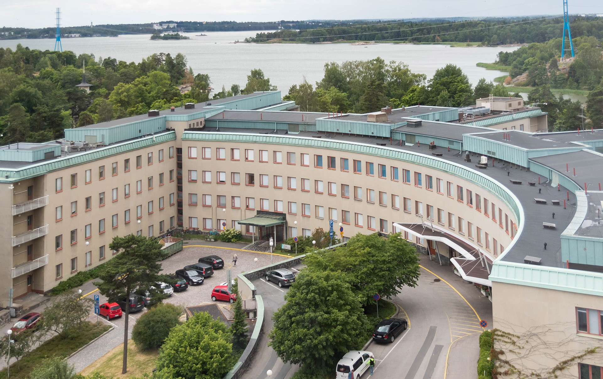 Helsingin Meilahdessa sijaitseva Puistosairaalan rakennus on kaarevan muotoinen. Kuva: Paula Järvinen / HUS