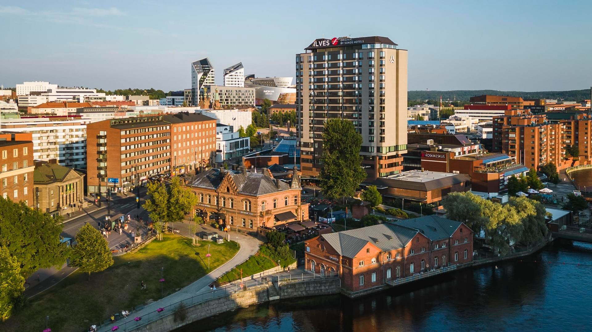 Sokos Hotel Ilves Tammerkoskelta päin kuvattuna