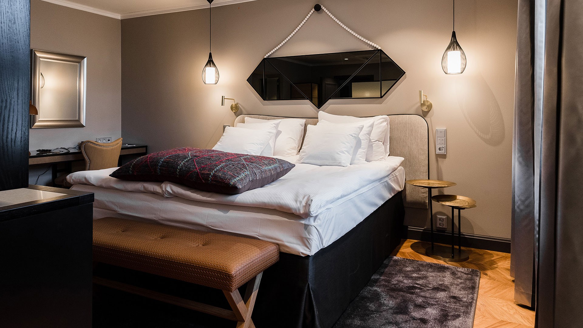 Uudistuksen myötä hotelliin tuli yhdeksän uutta huonetta ja kokonaismäärä on nyt 140 huonetta. Moderni hotellihuone, jossa on kodikas sänky, riippuvalaisimet ja tyylikäs sisustus mukavaan oleskeluun.
