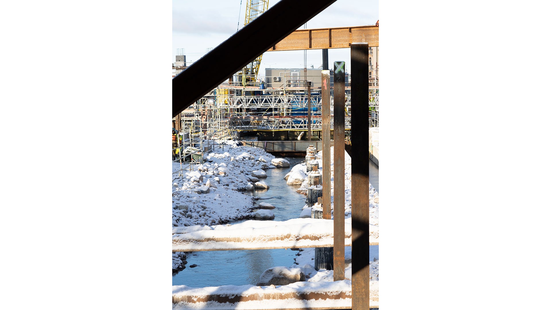 Går genom Slussen Den 100 meter långa kanalen hjälper simsvaga fiskar att ta sig mellan Mälaren och Saltsjön.