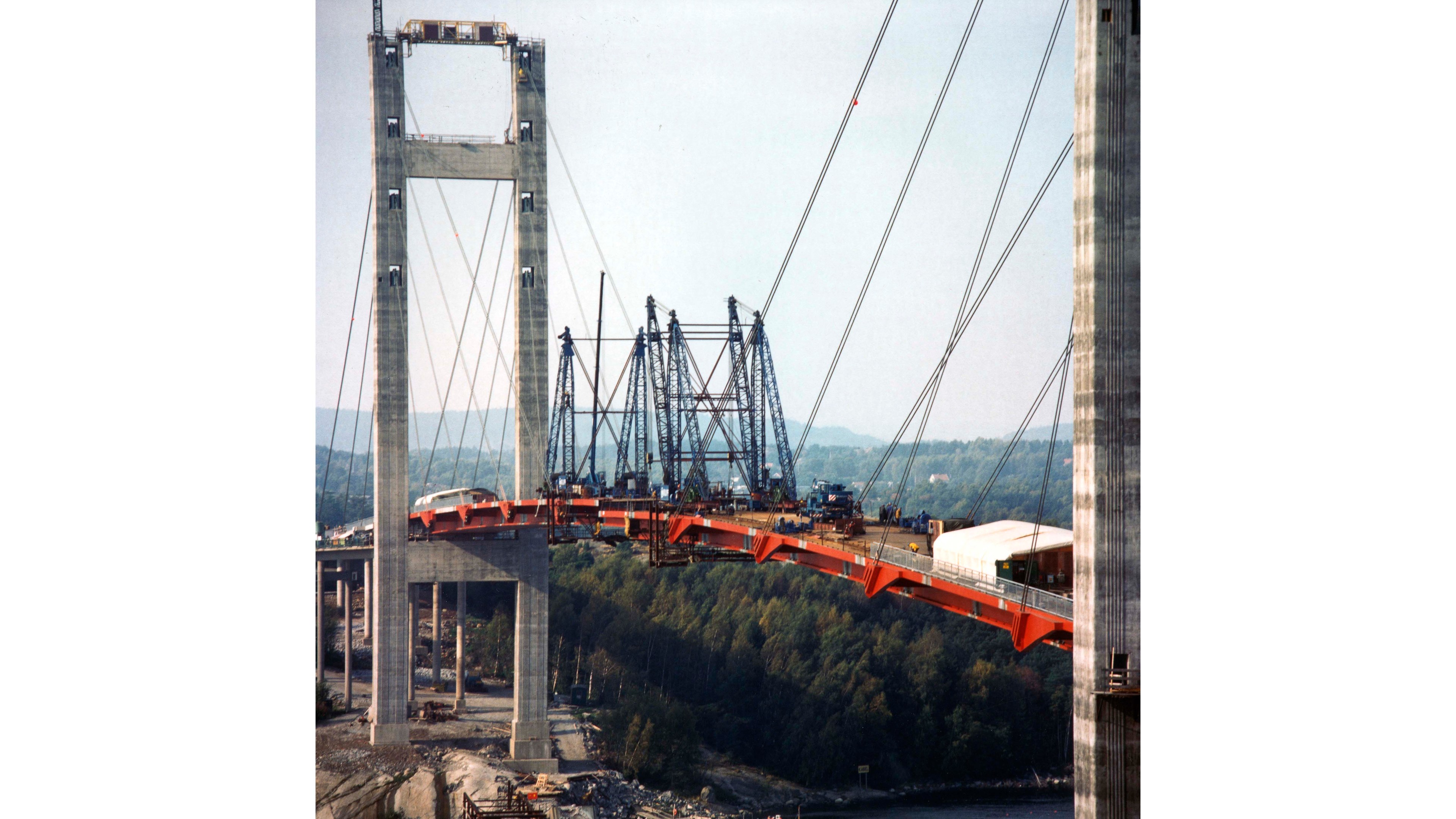 Skanska bygger nya Tjörnbron 1981.