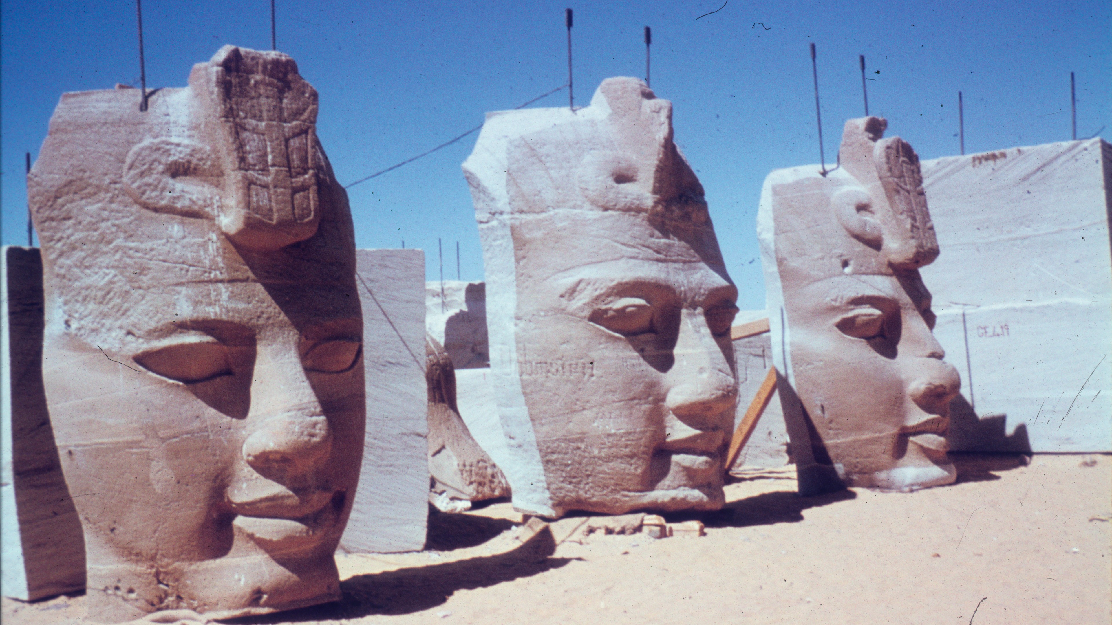 Konungarnas dal Egyptiska statyer i form av ansikten