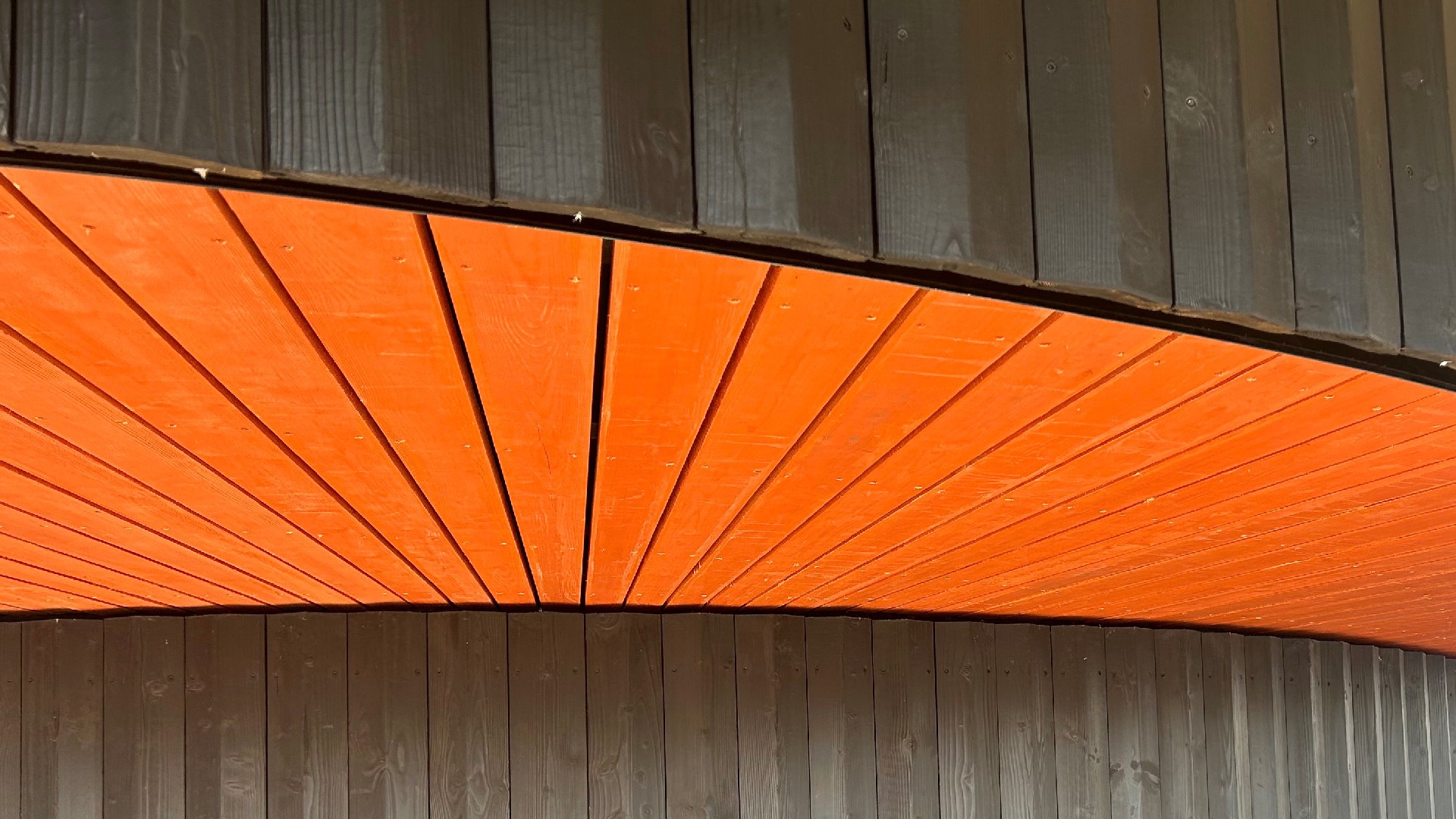 Svart och orange detalj på fasaden till Boverkets nya kontor.