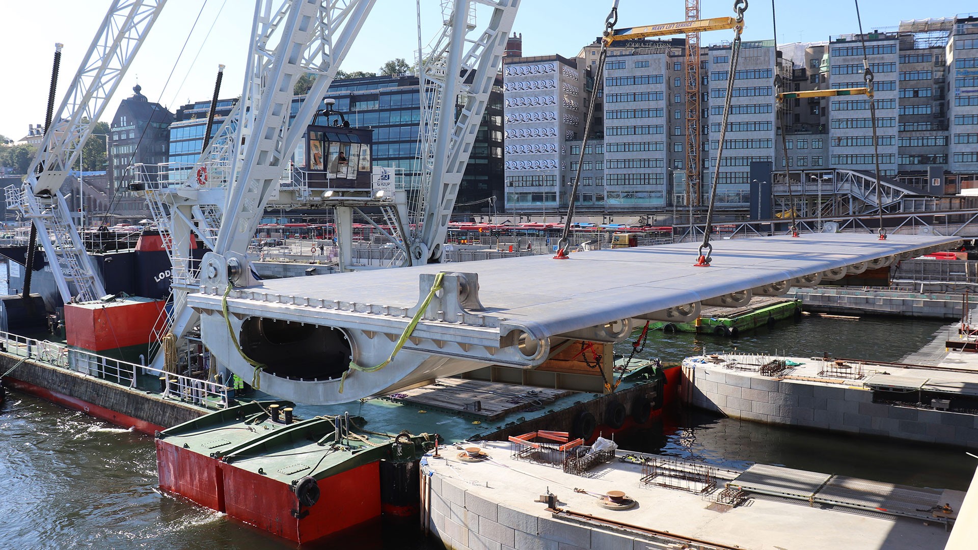 Första luckan En lyftkran håller den 85 ton tunga avbörningsluckan i Slussen.
