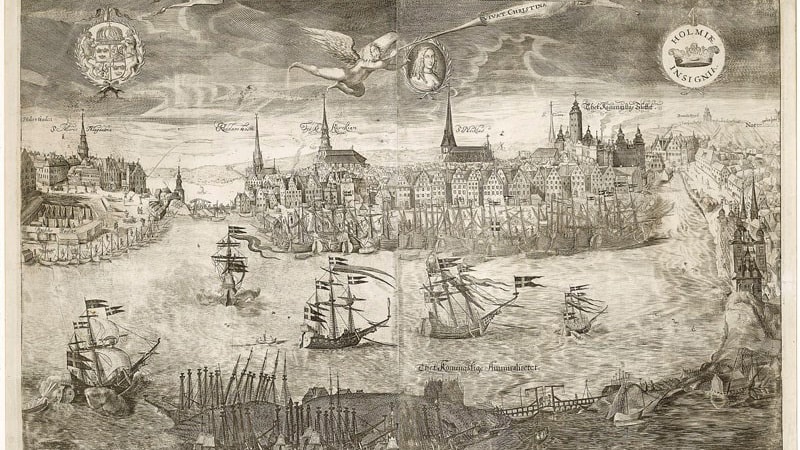 Historisk gravyr av Stockholms hamn med segelfartyg, detaljerad arkitektur och molniga himlar.