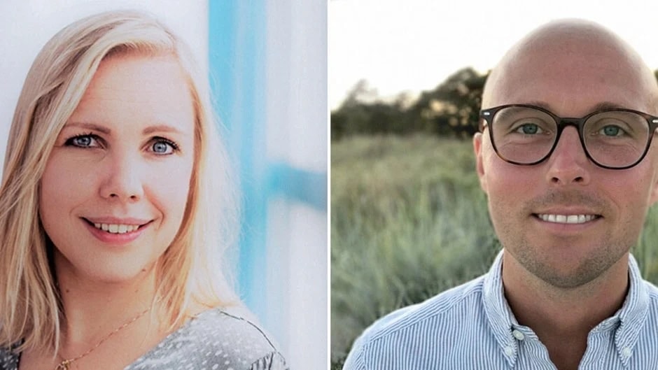 Delat porträtt: till vänster en blond person som ler mot kameran inomhus. Till höger en person med rakat huvud och runda glasögon som ler utomhus, med grön bakgrund.