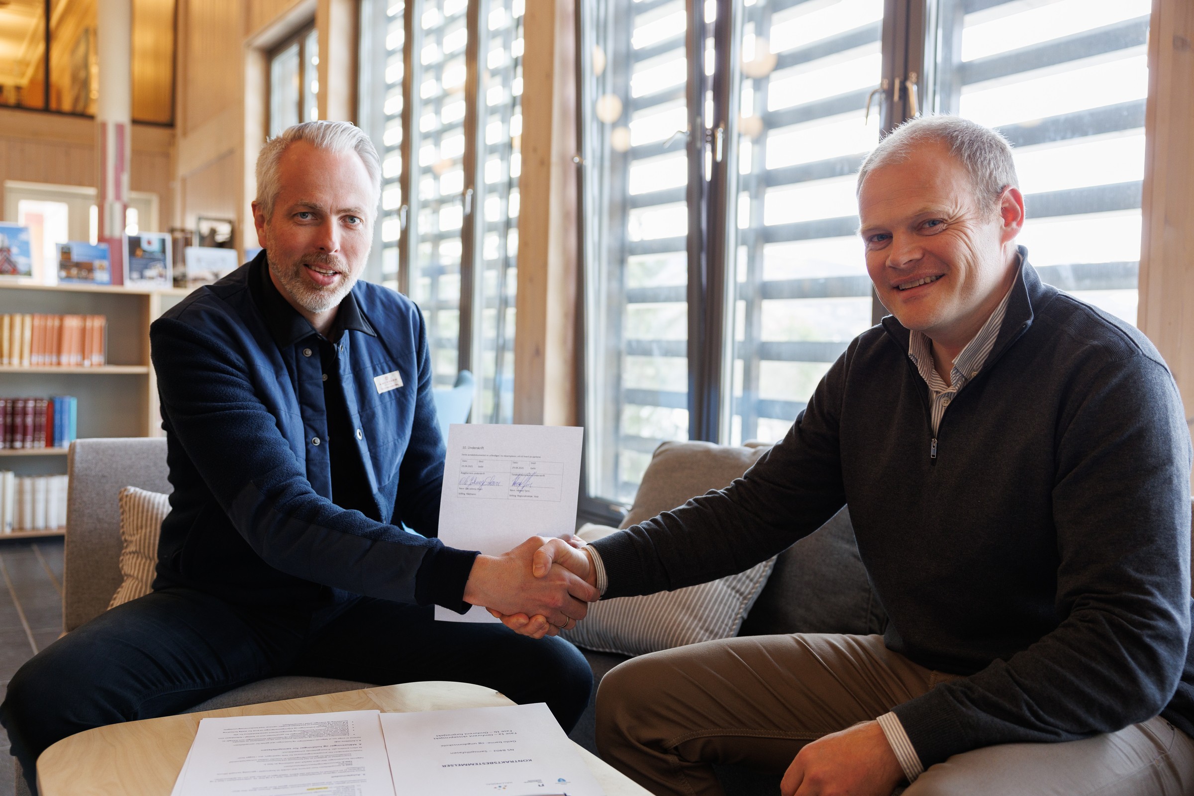 Hol kommune og Skanska Ole Johnny Stavn, rådmann i Hol kommune og Håvard Tjore, distriktssjef i Skanska er svært fornøyde med signeringen.