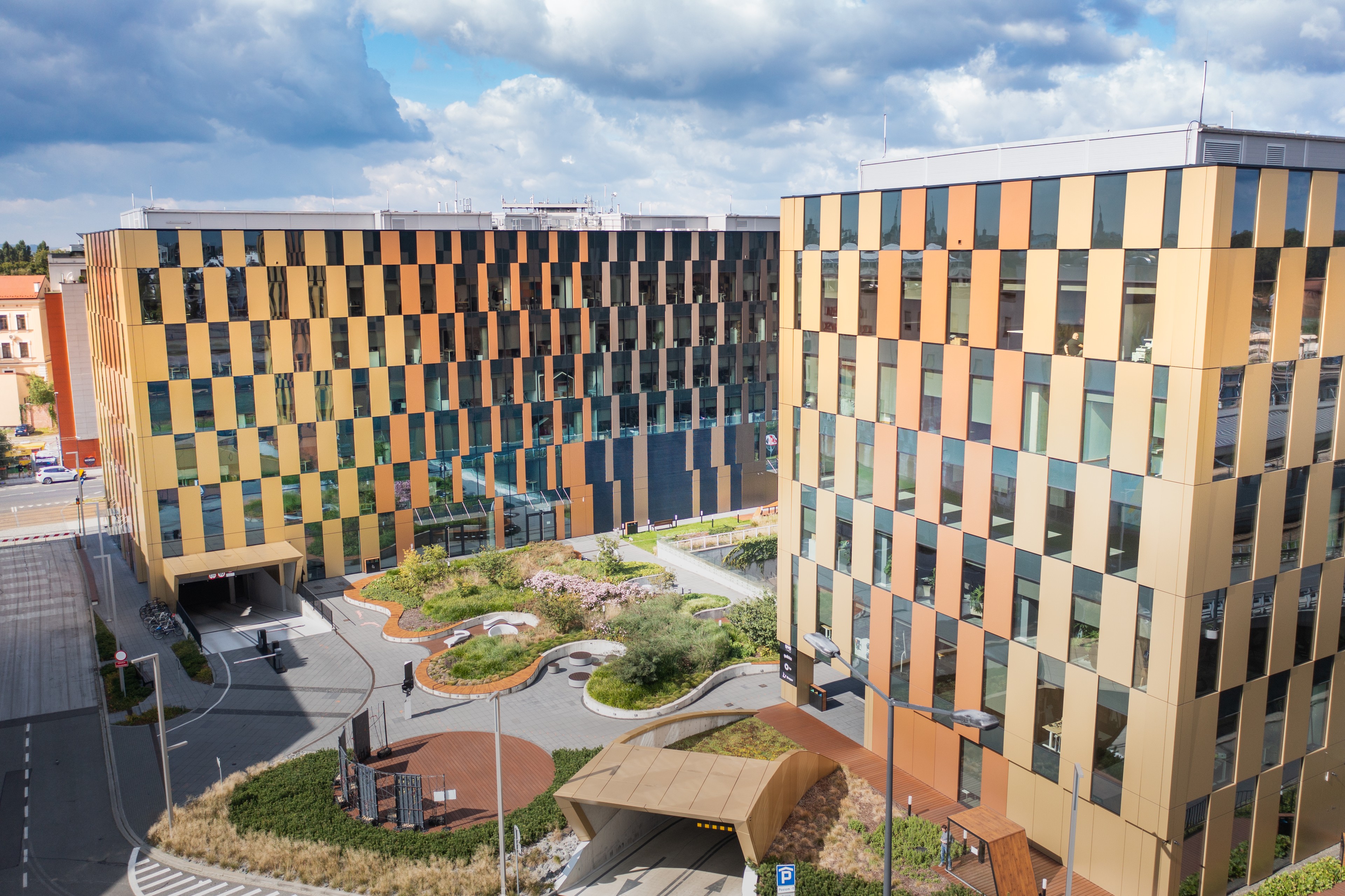 High5ive High5ive to kompleks pięciu budynków biurowych zlokalizowany w ścisłym centrum Krakowa. Oferuje wysokiej klasy, nowoczesną przestrzeń biurową.
