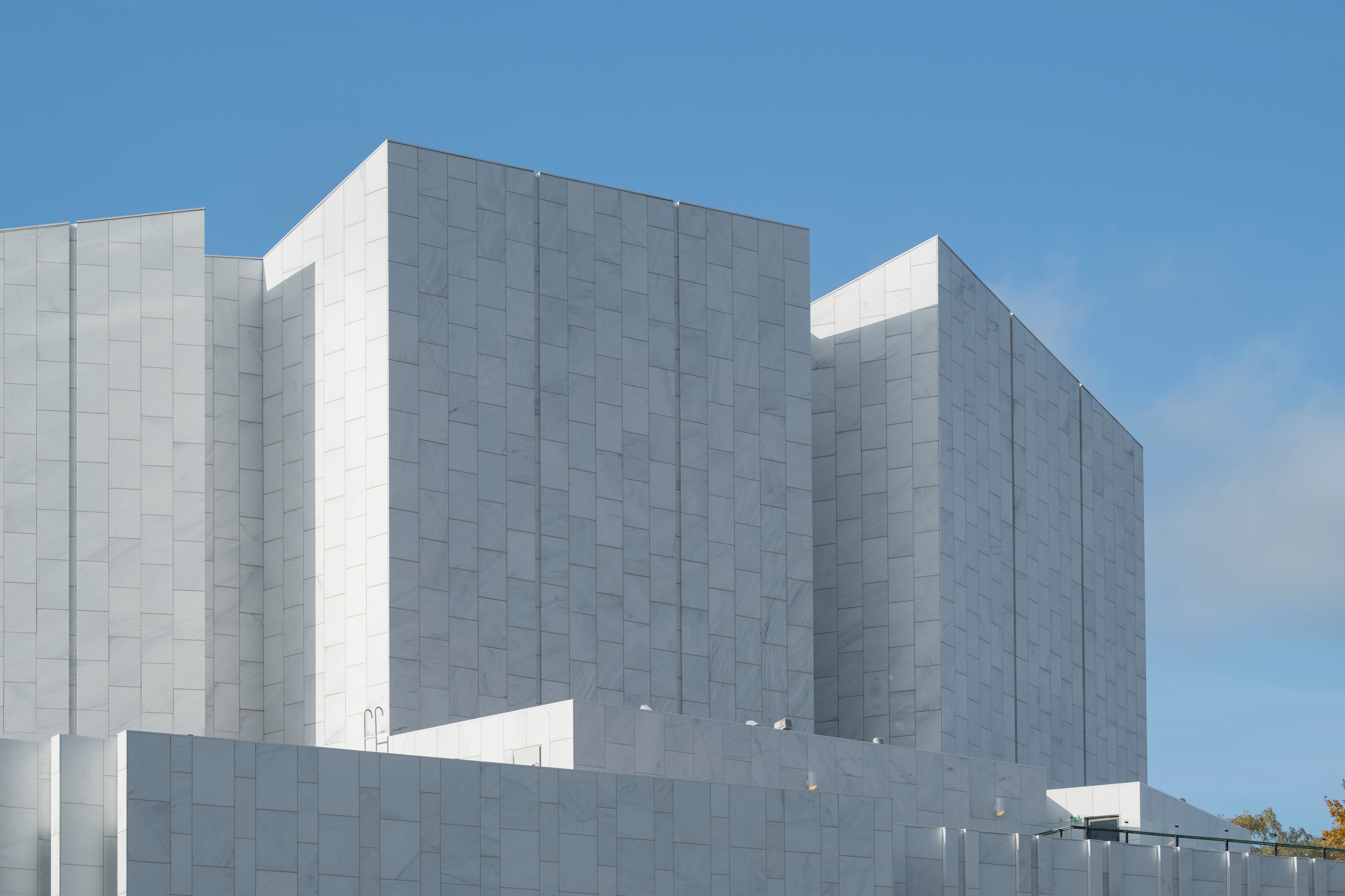 Finlandia Hall: A renovated icon Modern architectural exterior of Finlandia Hall in Helsinki under a clear blue sky.