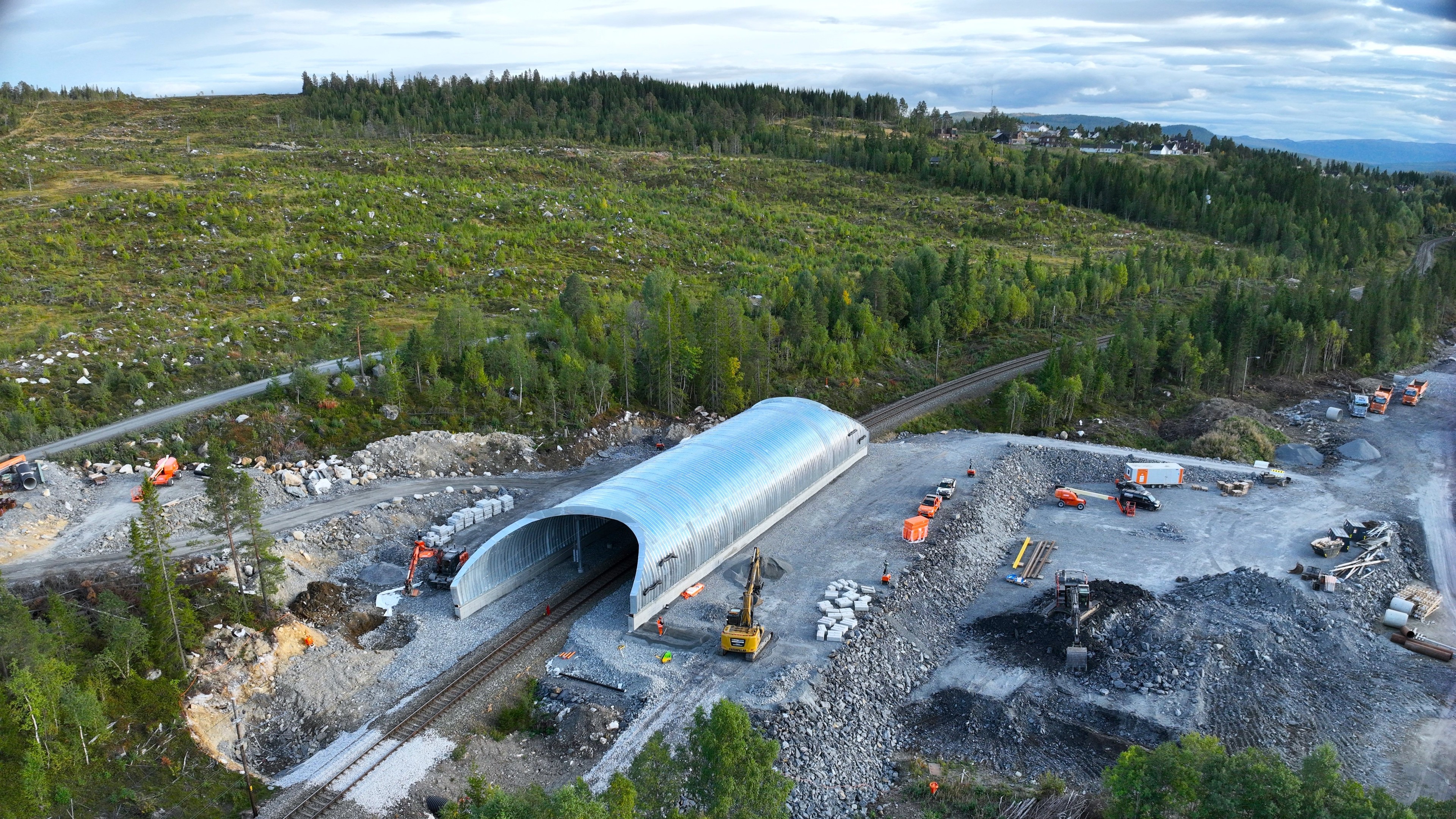 E6 BERKÅK, ONE OF THE PROJECTS WHERE WE USED THE DITIO PLATFORM Construction of a metal-covered railway tunnel in a forested, rural area.