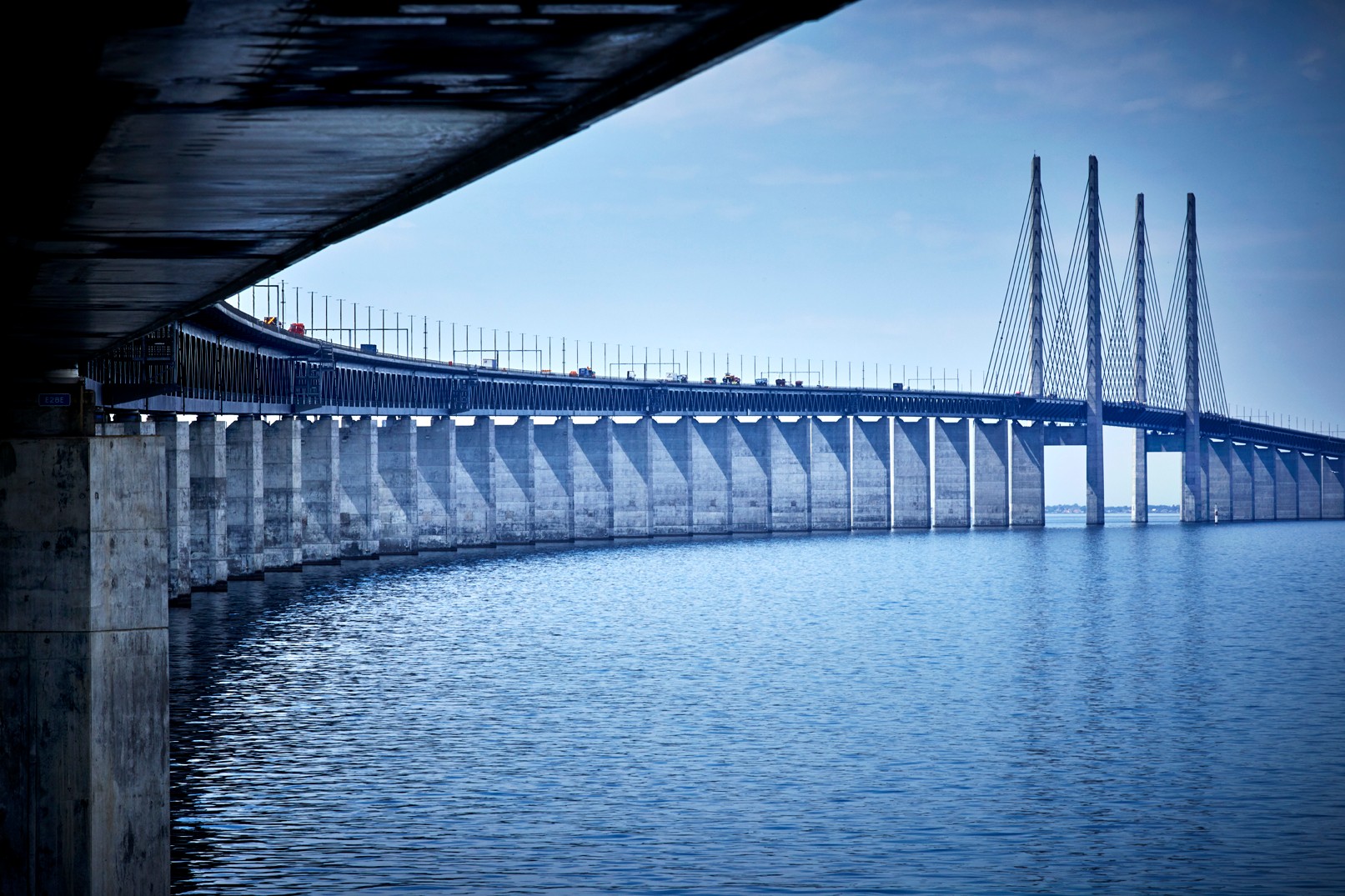 Öresundsbron Utsikt över Öresundsbron som sträcker sig över vattnet med sin karakteristiska snedstagsdesign.