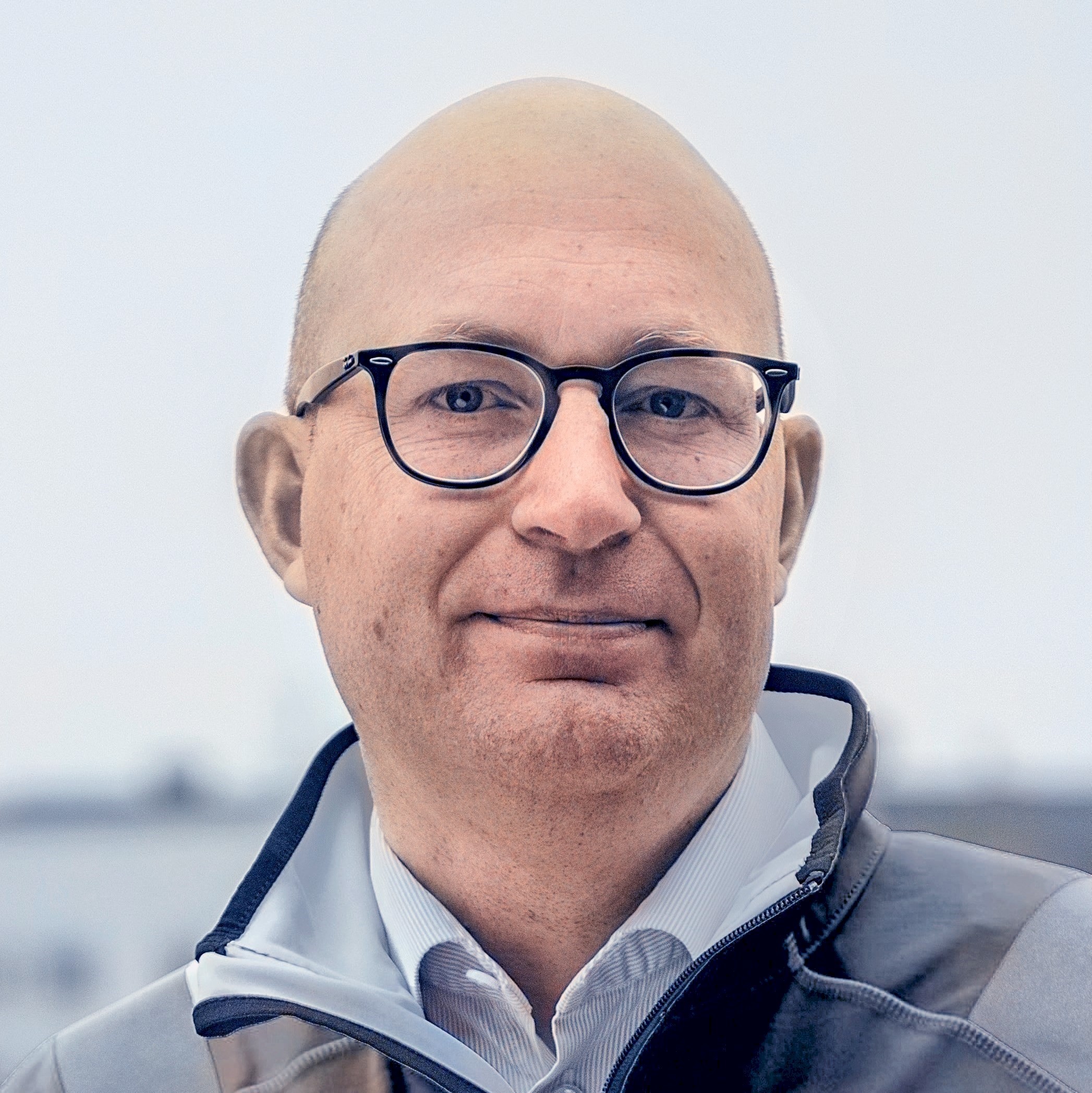 Oskar Lindegren En man grå jacka och blå skjorta som bär glasögon.