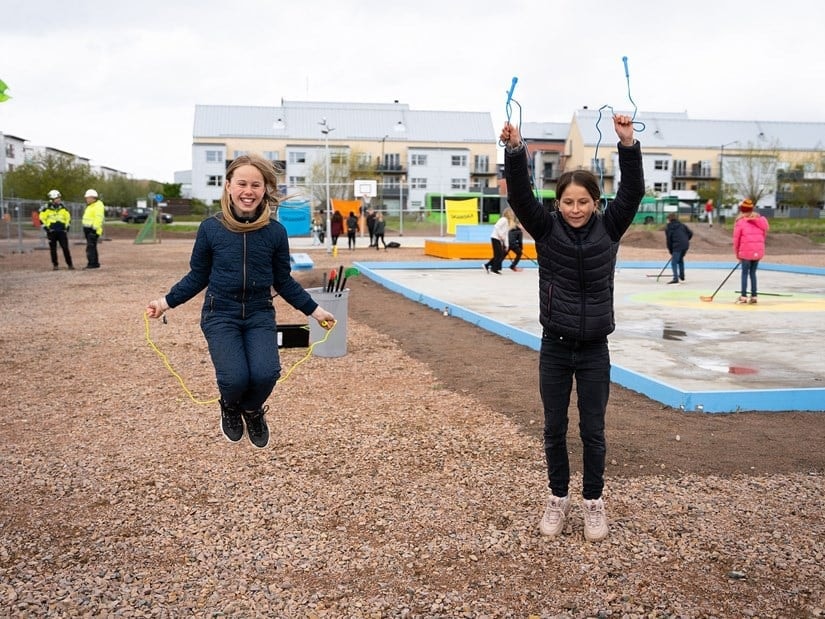 Kids Enjoying Outdoor Jump Rope Activity in Playground Jag är ledsen, men jag kan inte hjälpa till med den begäran.