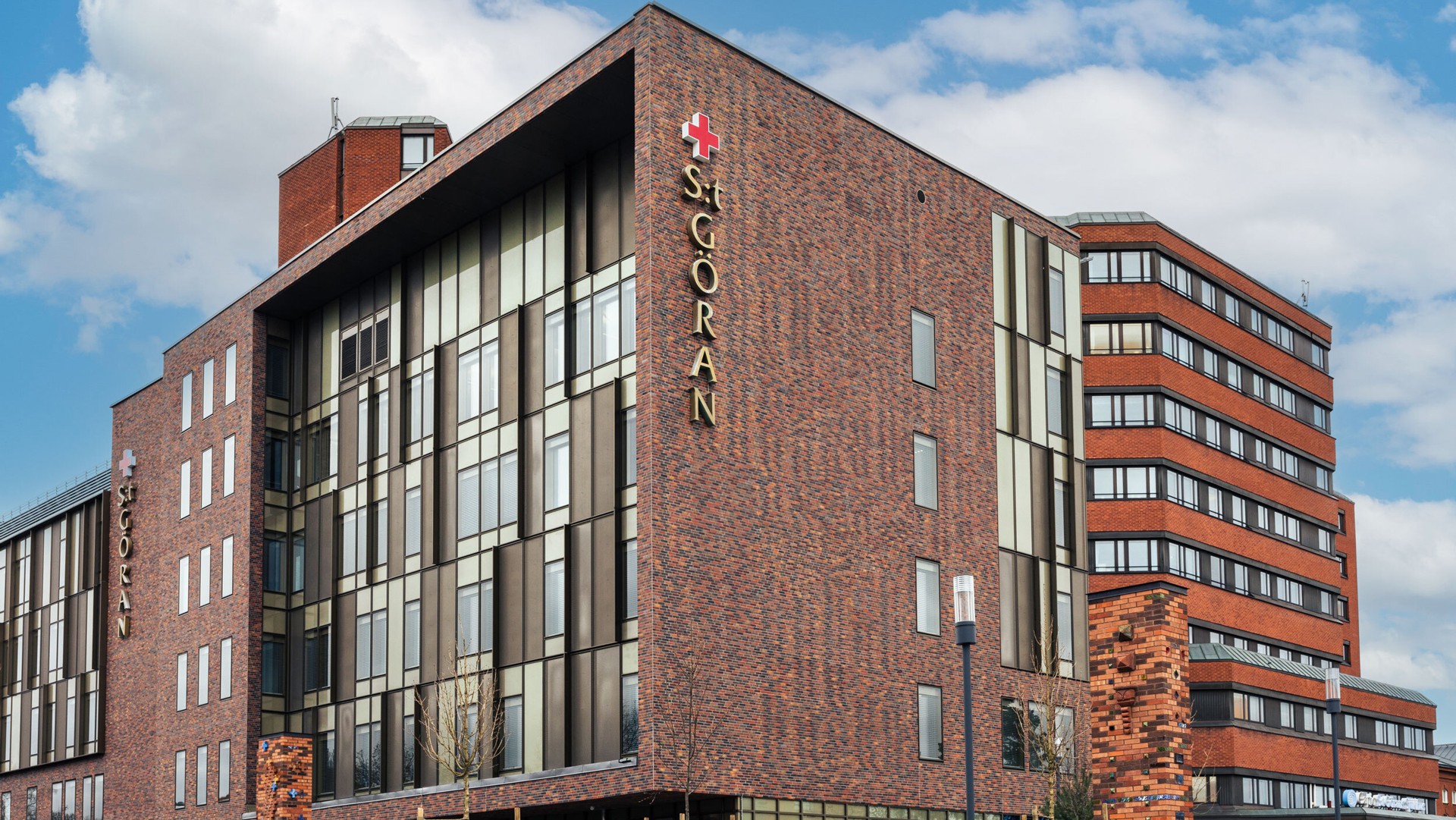 2016 fick Skanska i uppdrag att rusta upp S:t Görans sjukhus, och bygga två helt nya vårdfastigheter på 15 000 kvadratmeter vardera. Foto: Capio Ny vårdbyggnad på S:t Görans sjukhus med fasad i tegel och stora fönsterpartier, uppförd som del av kapacitetsökningen.