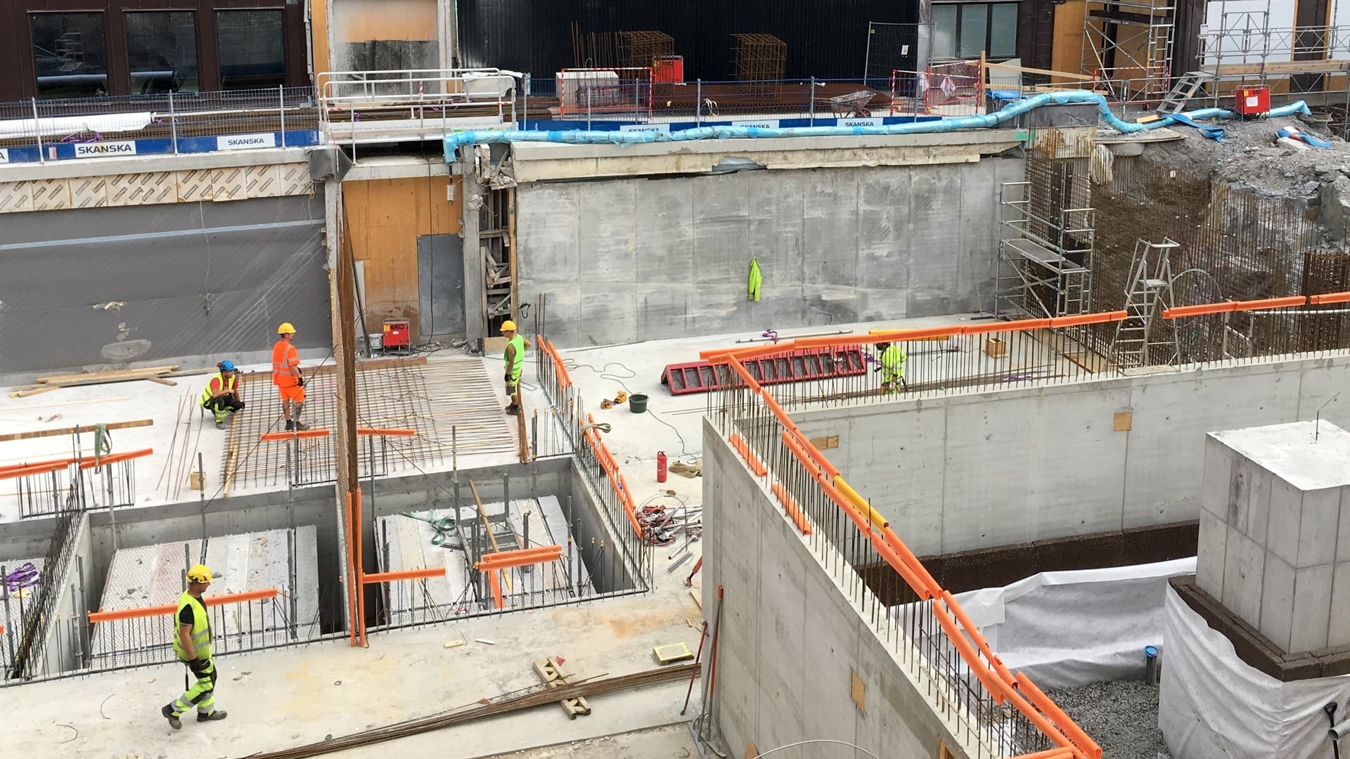 Betongarbeten med armering och formsättning i ny vårdbyggnad som ska ge ökad kapacitet på S:t Görans sjukhus.