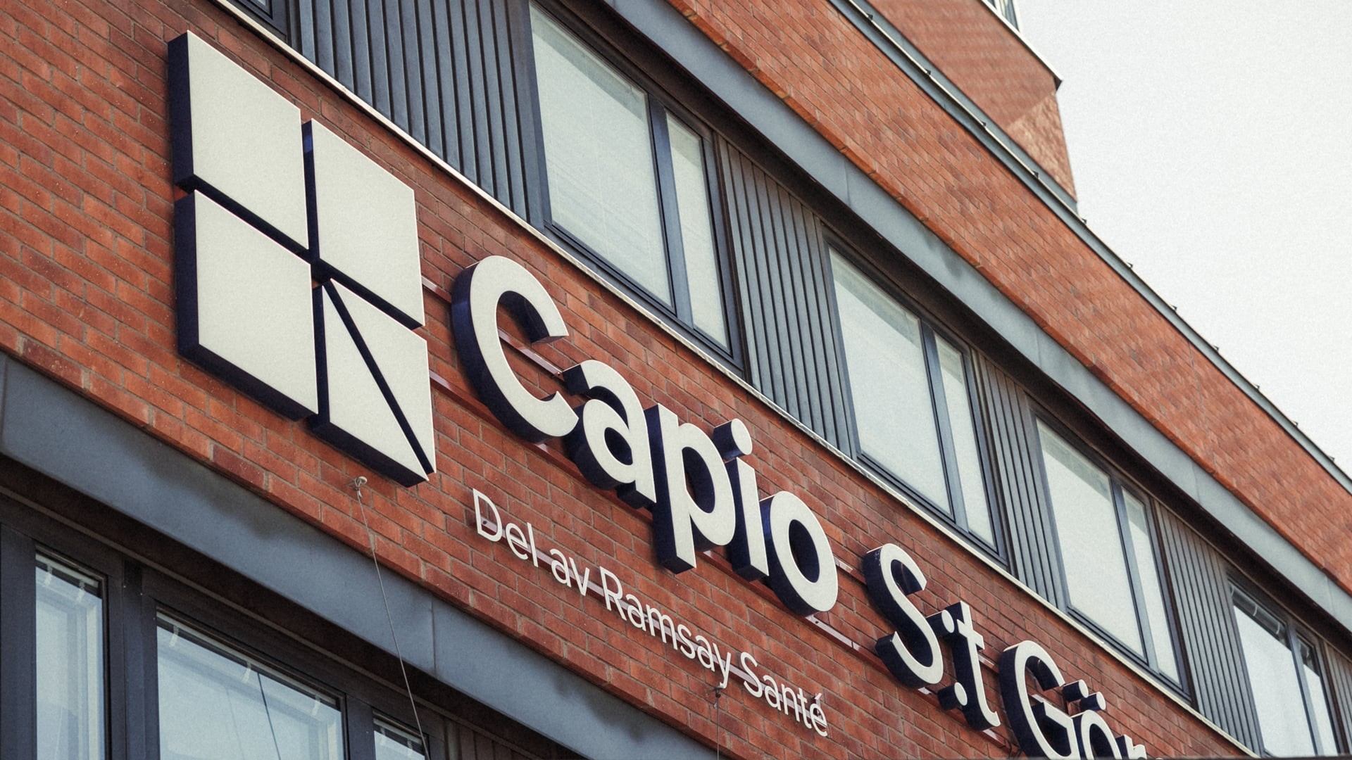 Tegelfasad med logo Capio S:t Göran