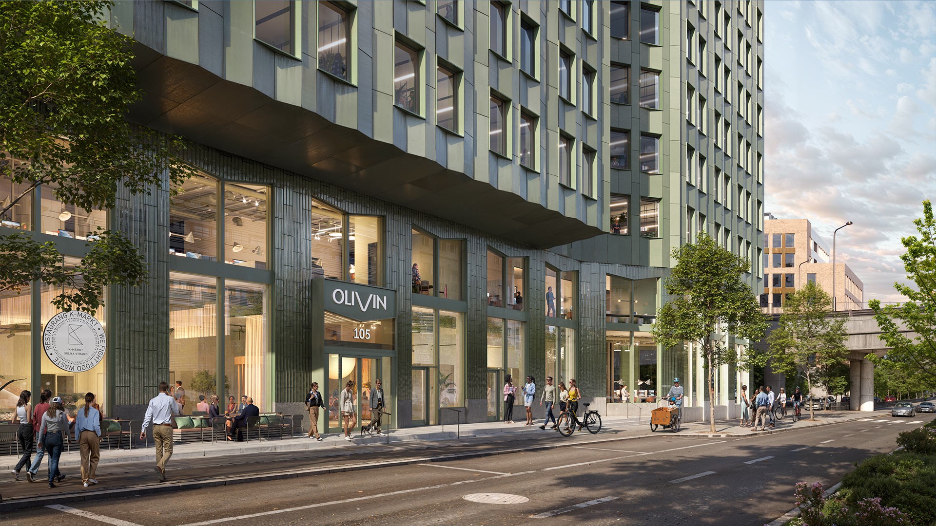 Modern kontorsbyggnadsentré med människor som går och cyklar på en stadsgata.
