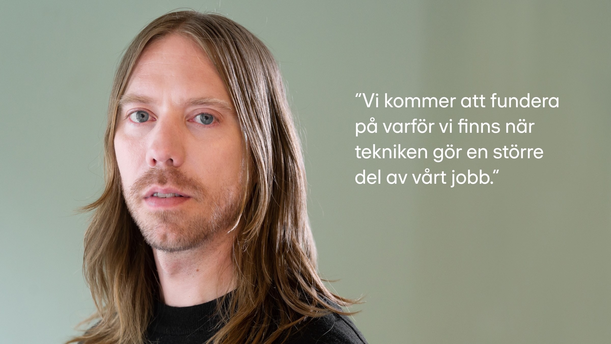 Man med långt hår och ett citat på svenska om teknologi och arbete på en grön bakgrund.