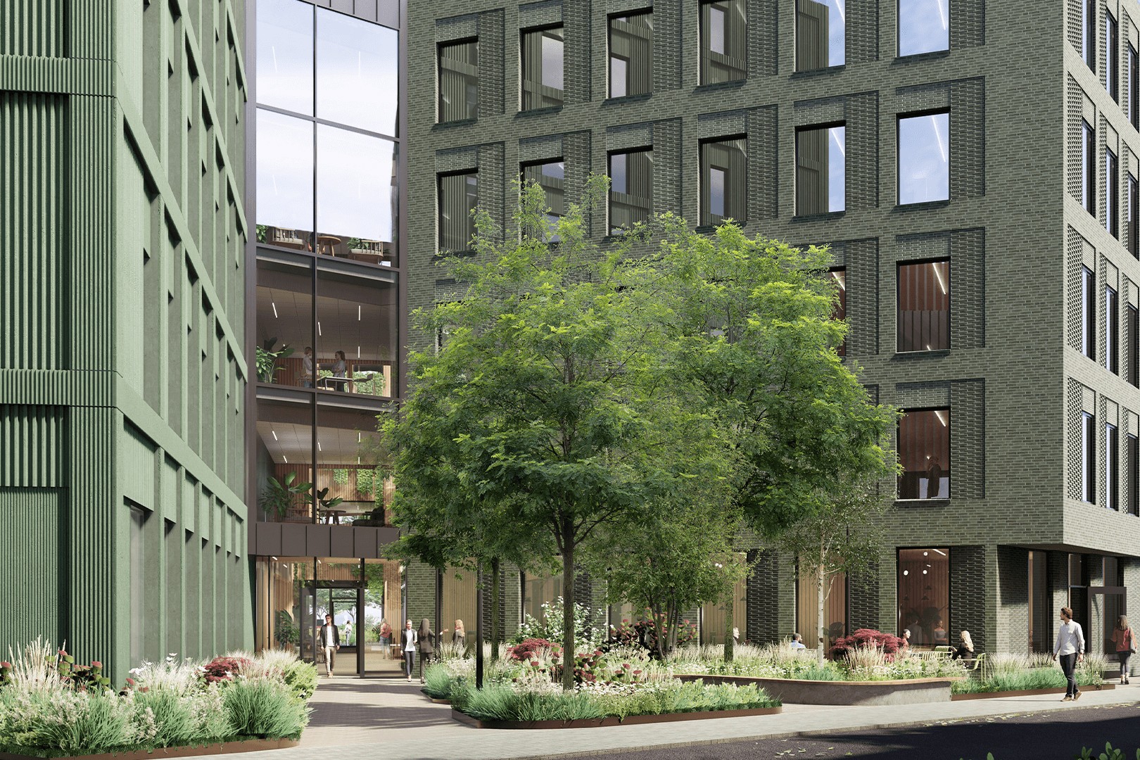 Modern innergård med grön byggnad, frodig landskapsarkitektur och stora glasfönster.
