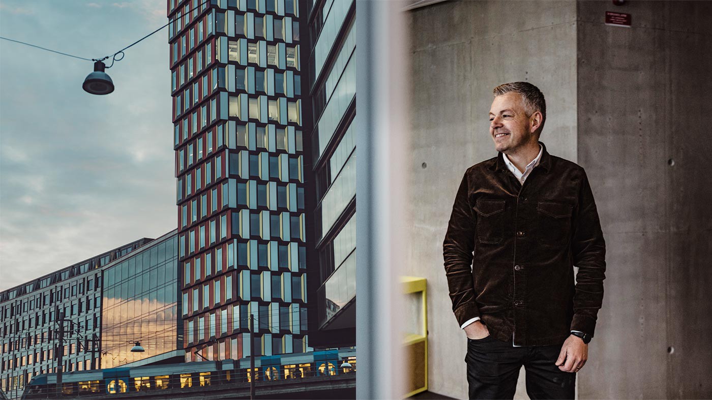 Modern arkitektur och mode: Ögonblicksbild av urban stil Modern glasbyggnad med geometrisk design bredvid en person i brun jacka inomhus.