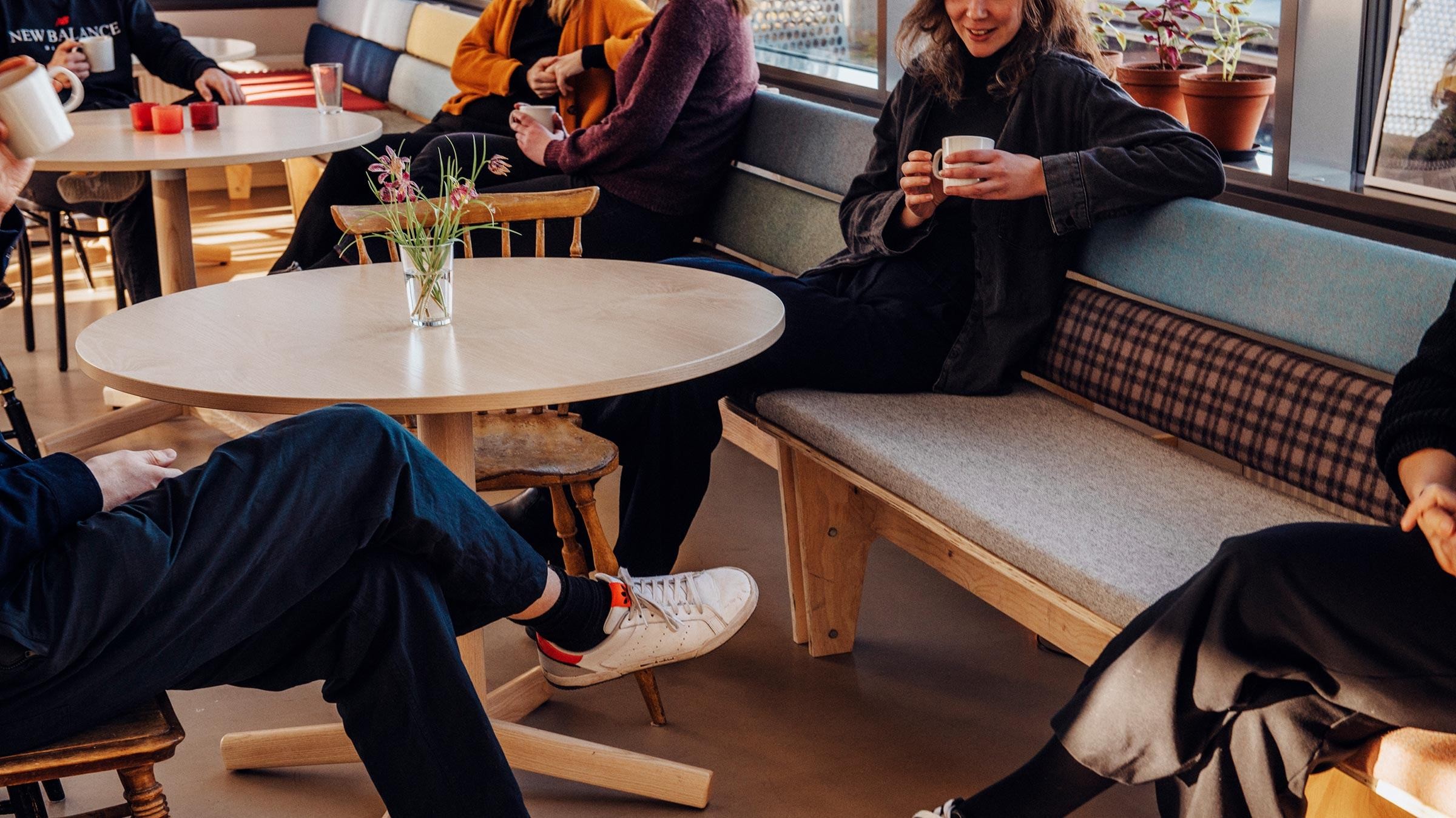 Mysigt kaféträff med vänner som njuter av kaffe Mysigt kaféträff med vänner som njuter av kaffe