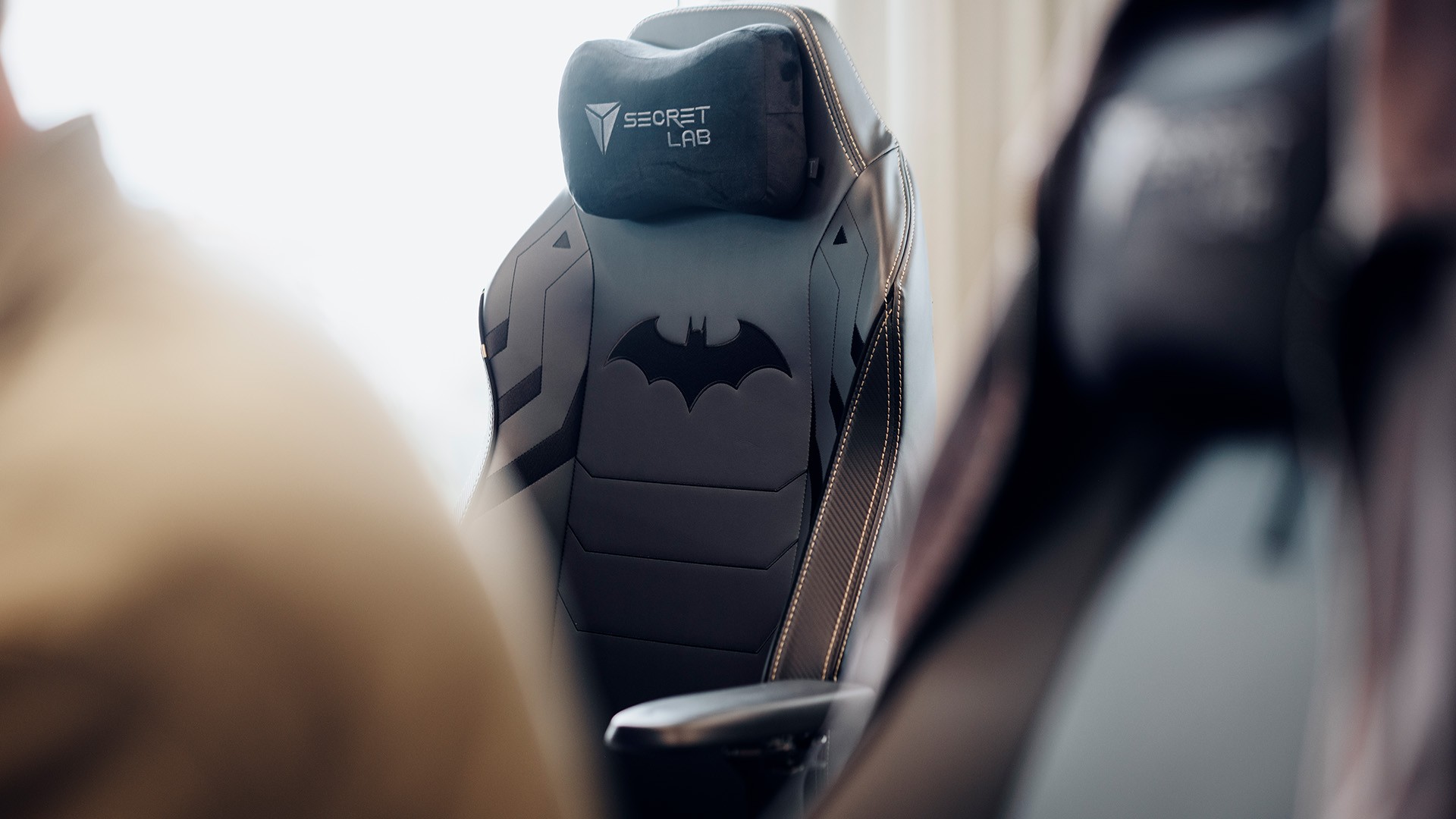 Secretlab Batman Gaming Chair – Stilfull komfort & stöd Gamingstol med Batman-logo och Secretlab-branding, med snygg design och sömnad.