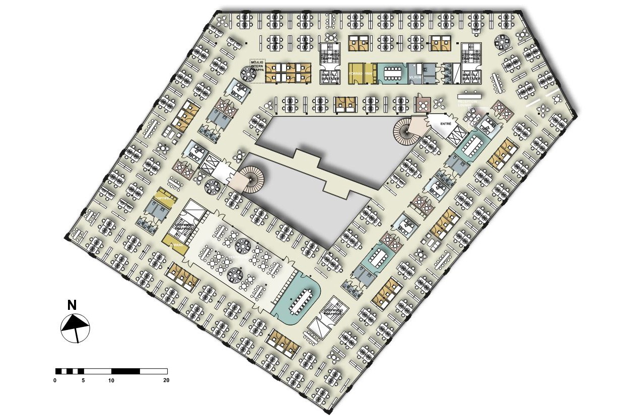 Kontorsplan med pentagonformad layout med kontorsbås, mötesrum och centrala gemensamma områden.