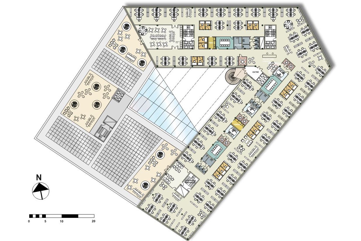 Kontorsplan i form av en pentagon med arbetsstationer, mötesrum och gemensamma områden.