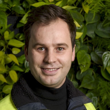 Armend Hulaj Person med mörkt hår och gul varseljacka.