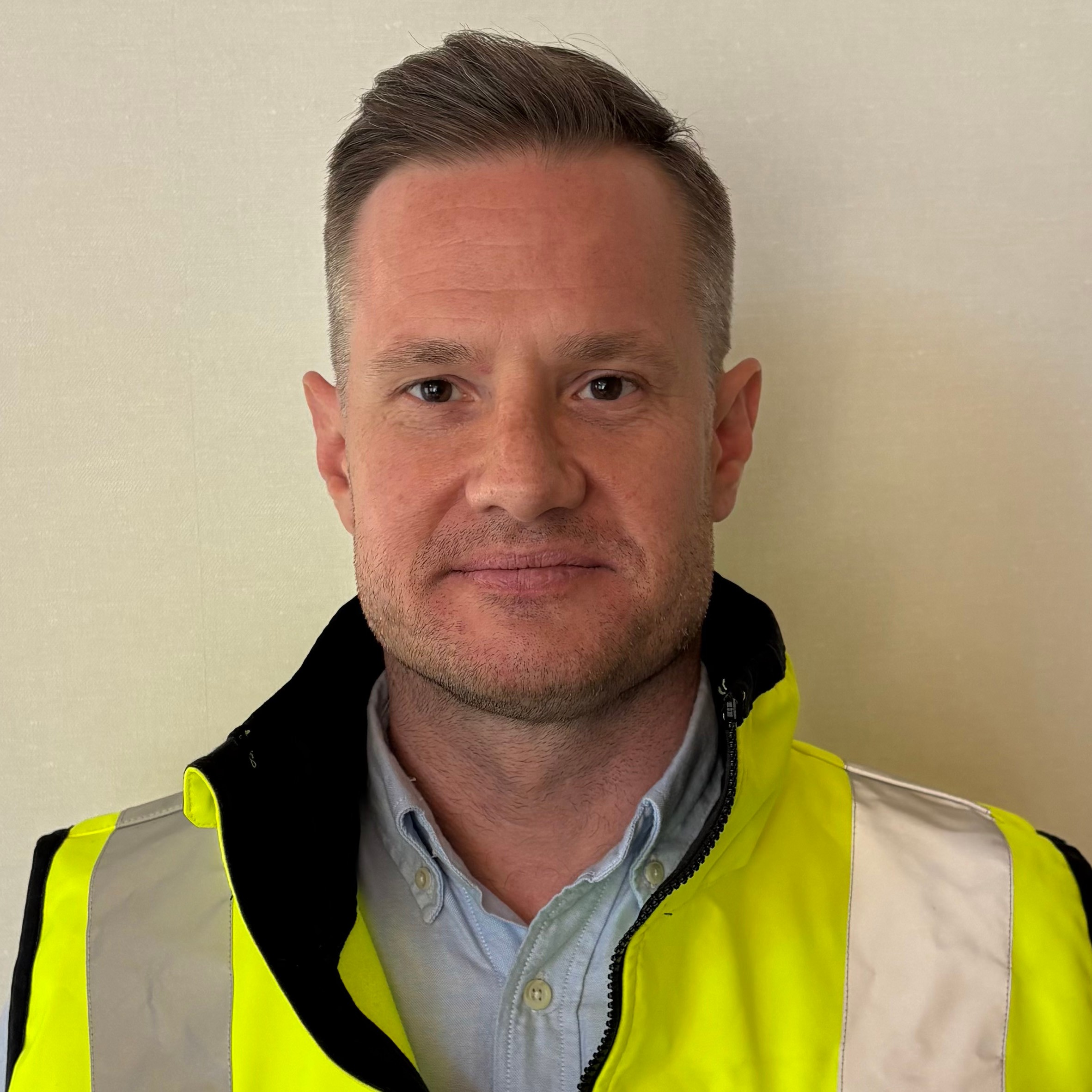 Peter Fors Person som bär en svart t-tröja, med kort, stylat hår mot en enkel vit bakgrund.