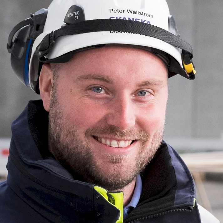 Peter Wallström Närbild på man med skägg och och vit hjälm.