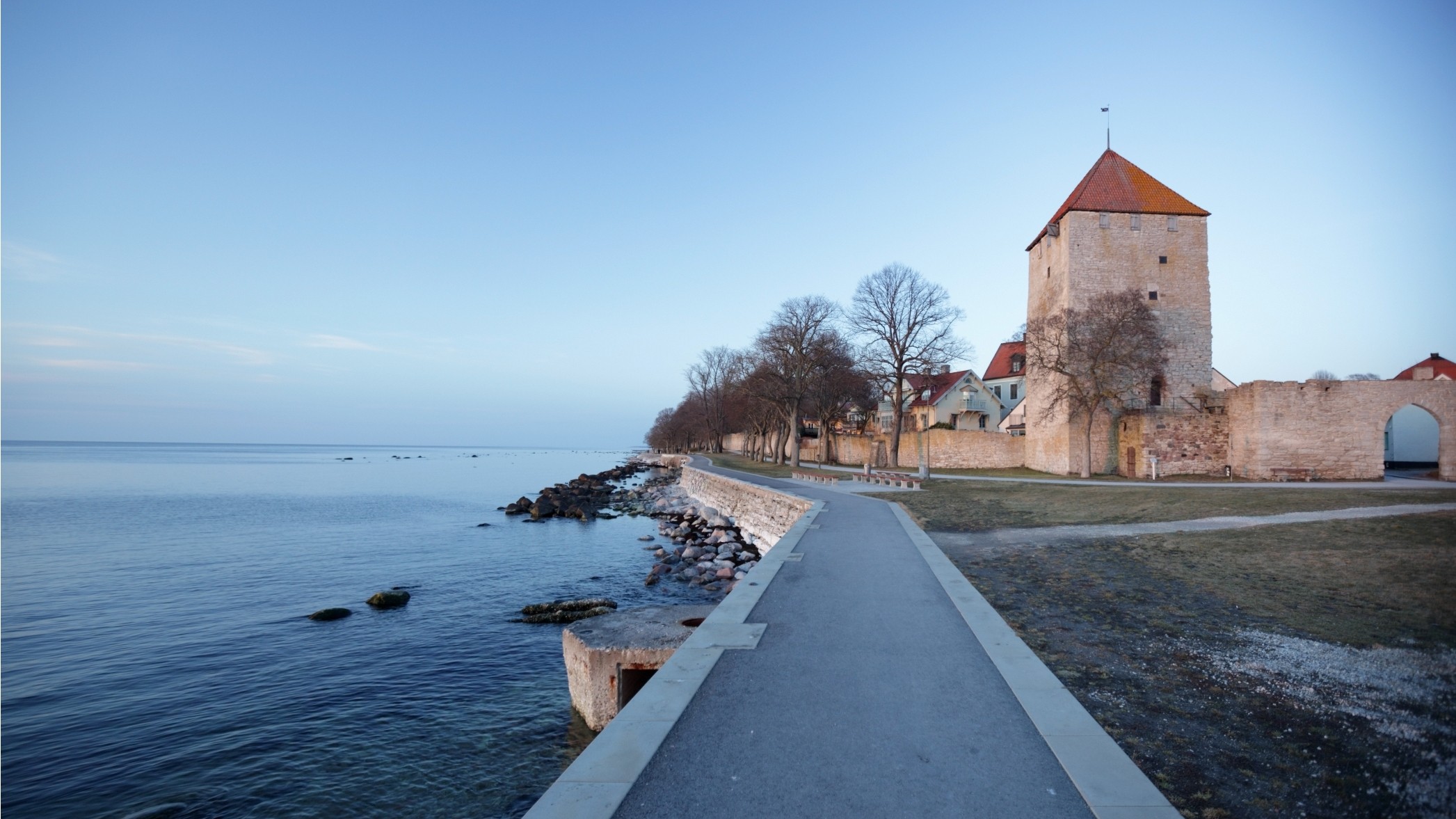Gammal borg i Visby nere vid vattnet.