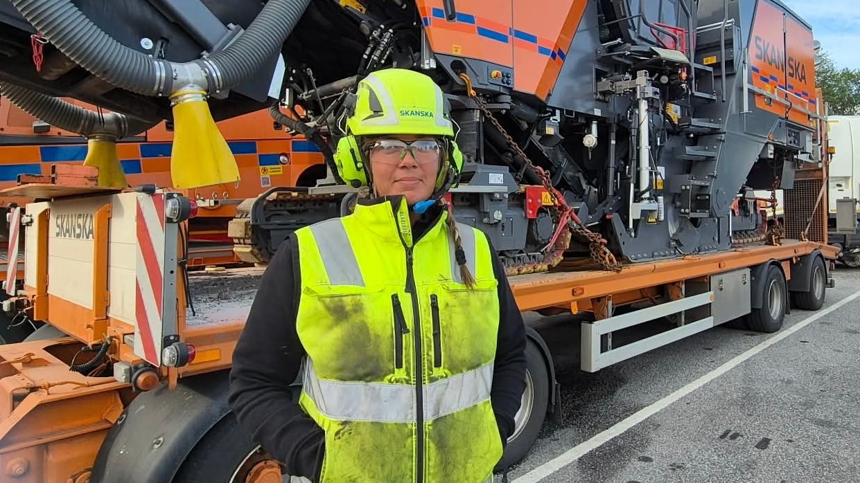 Skanskas fräsmaskinist Antonia Olsson står utanför sin fräsmaskin.