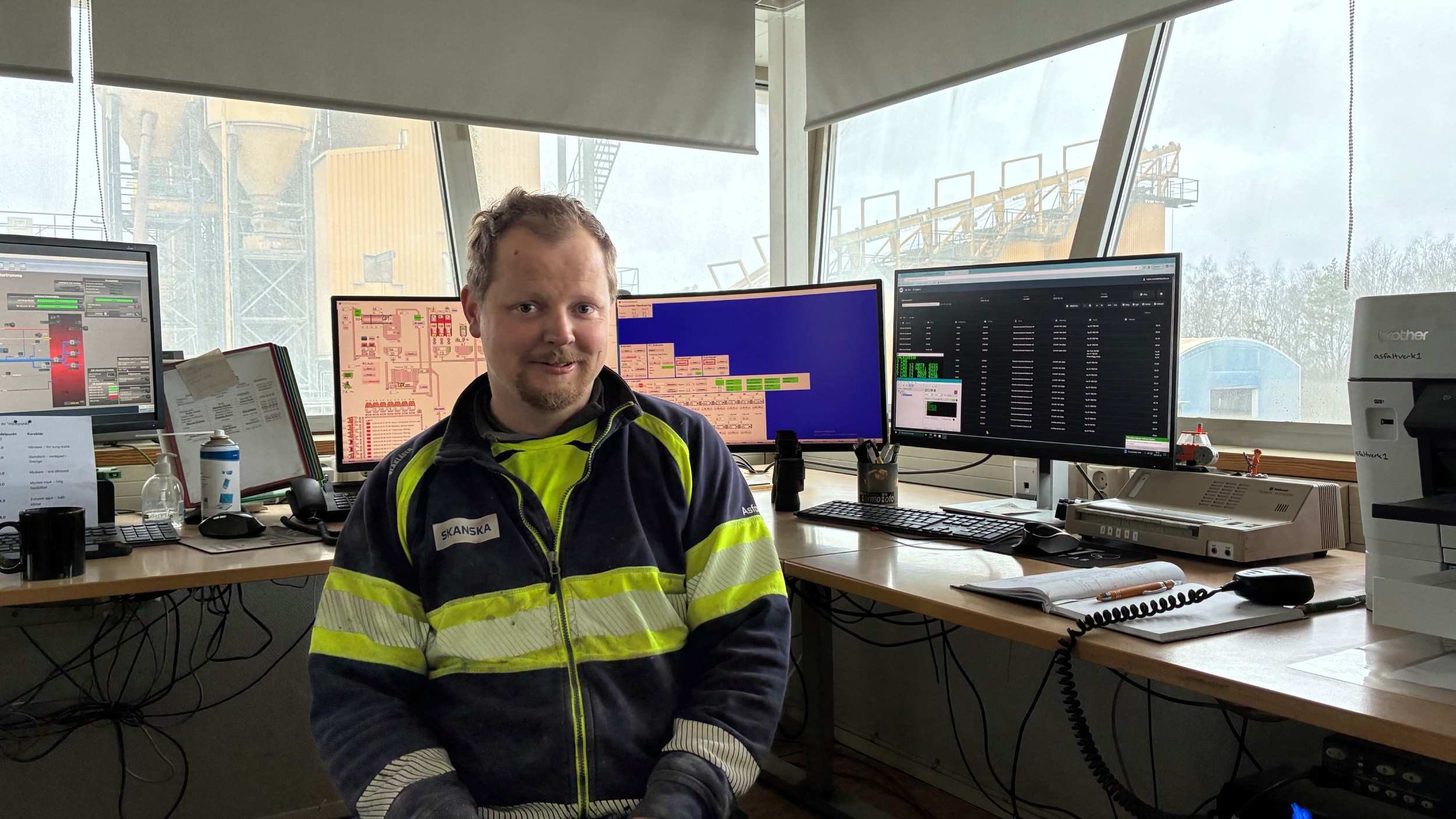 En medarbetare sitter i kontrollrummet som styr asfaltproduktionen i bergtäkten i Önnestad.