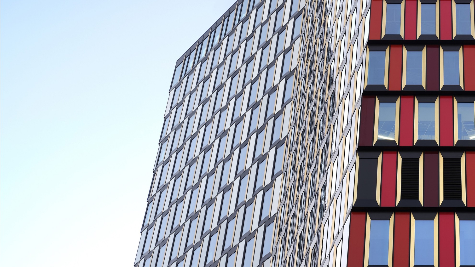 Moderna glas kontorsbyggnader med reflekterande fönster och geometriska mönster.