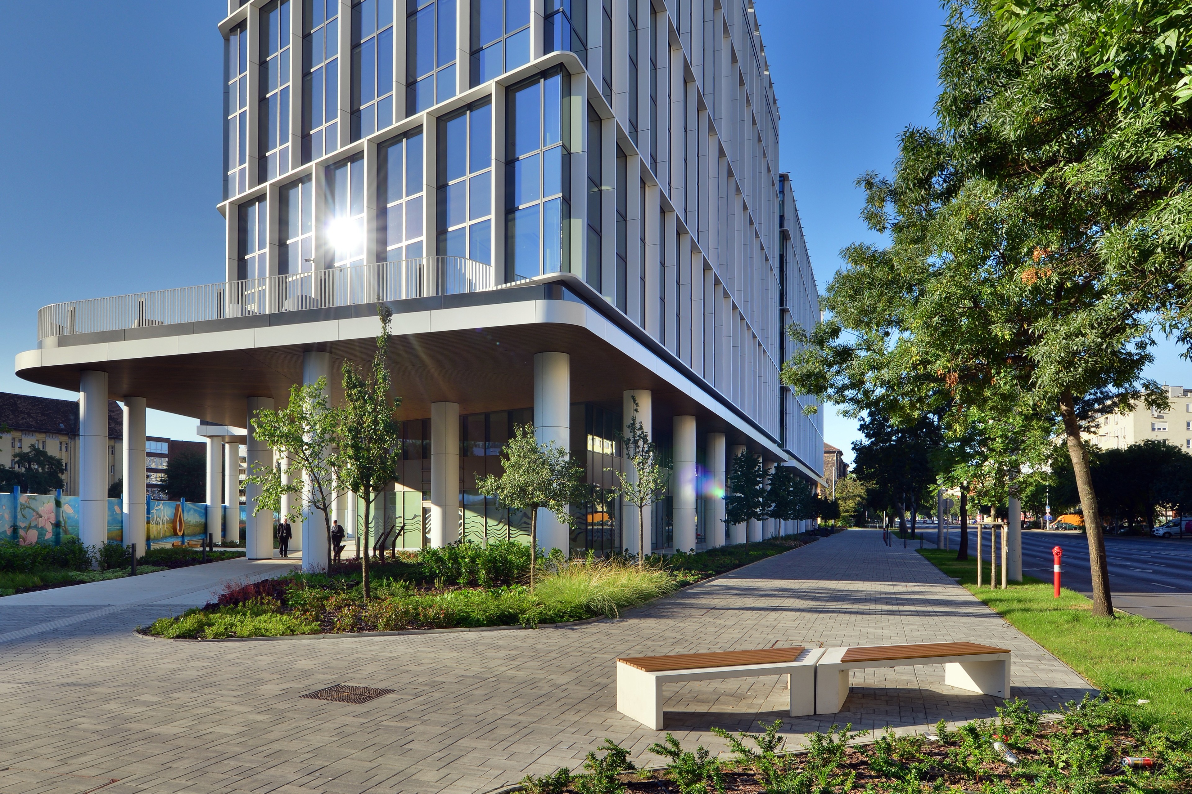 Modern Urban Architecture with Green Landscaping H₂Offices Phase 1