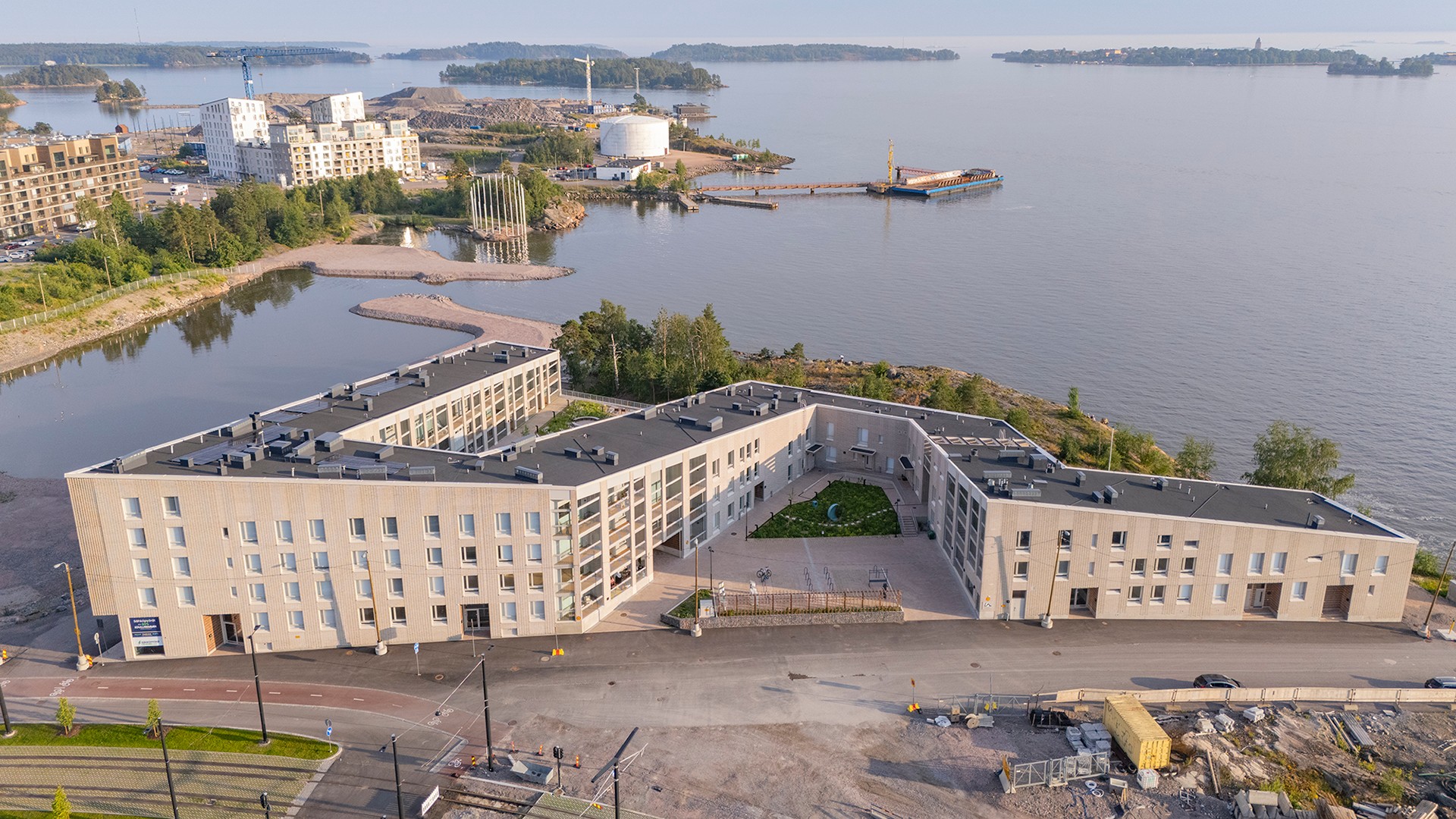 Kruunuvuorenrantaan valmistunut As. Oy Helsingin Maininki sijaitsee yhdessä kaupungin upeimmassa paikassa. Mainingin katolle asennetut aurinkopaneelit tuottavat kiinteistösähköä taloyhtiön yhteiseen käyttöön. Kohteelle on myönnetty Rakennustiedon ympäristöluokitus ja energialuokka on A. Ilmakuva modernista rantaviivan rakennuskompleksista ympäröivine vesi- ja viheralueineen.