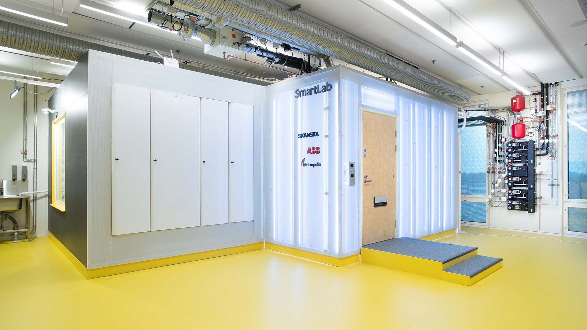 Moderni SmartLab-tila valaistulla sisäänkäynnillä ja teollisella sisustussuunnittelulla.