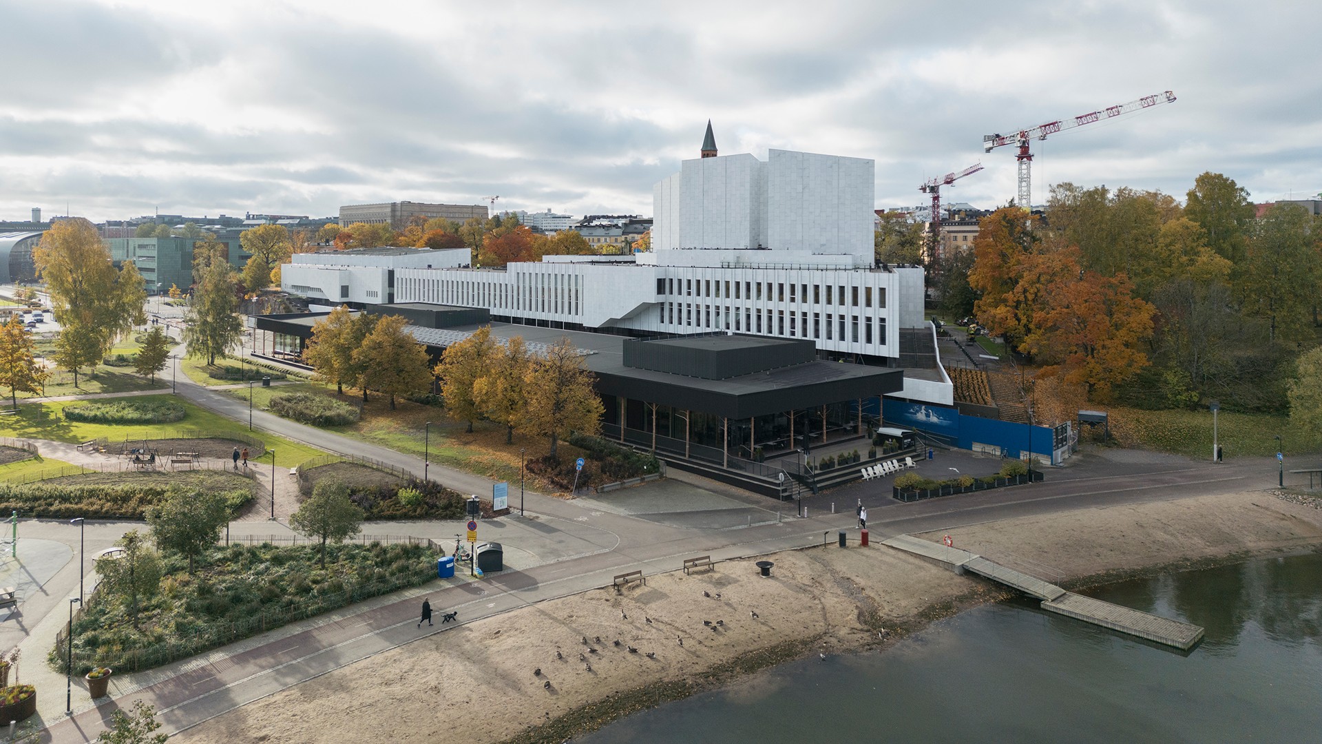 Suojellun kohteen perusparannuksessa huomioitiin rakennuksen arvo ja kulttuuriperinnön säilyminen. Ilmakuva Finlandia-talosta Helsingin Töölönlahdella