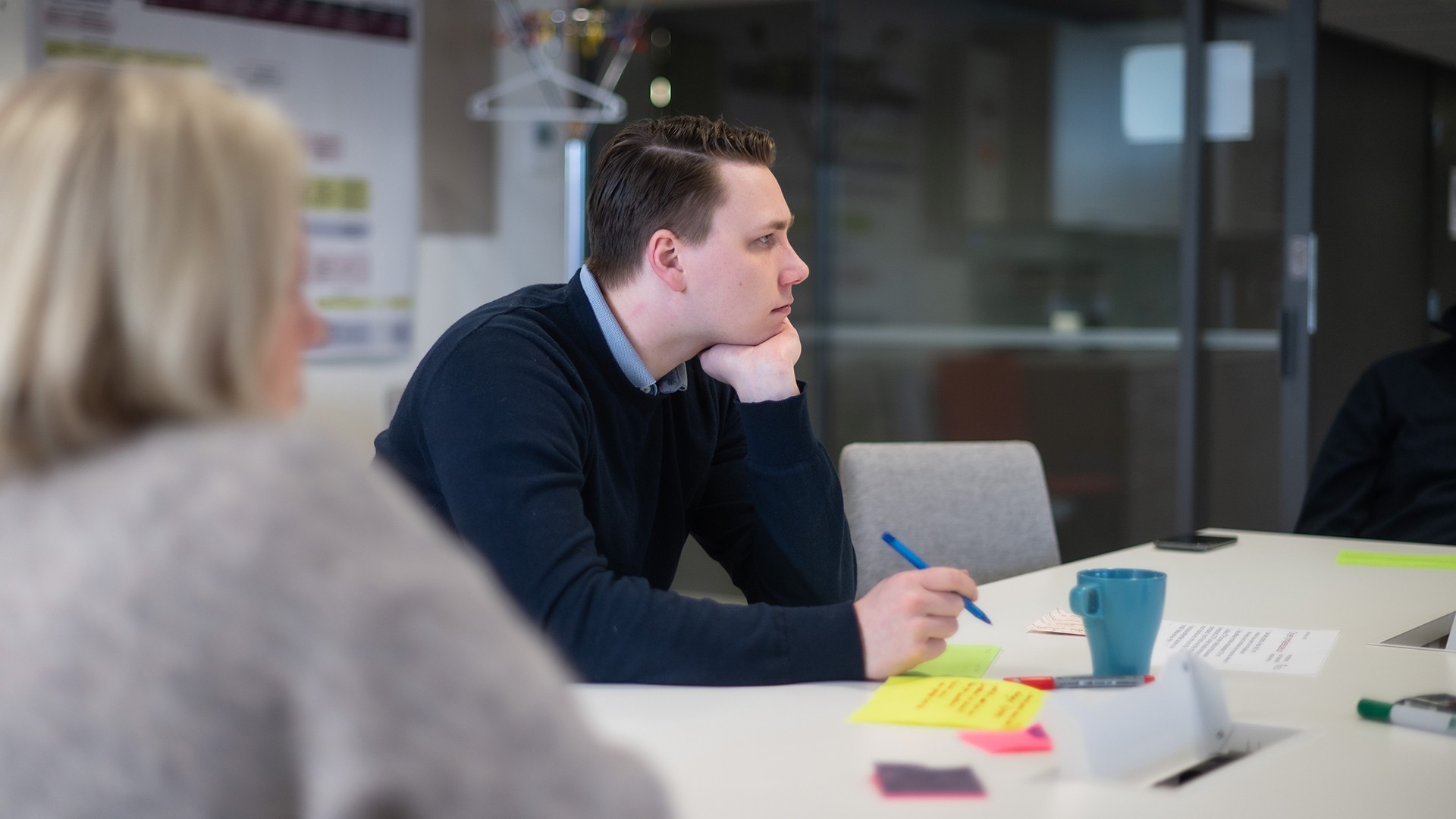 Projekti-insinöörimme Severi Särkilahti kokoushuoneessa yhdessä kollegan kanssa.