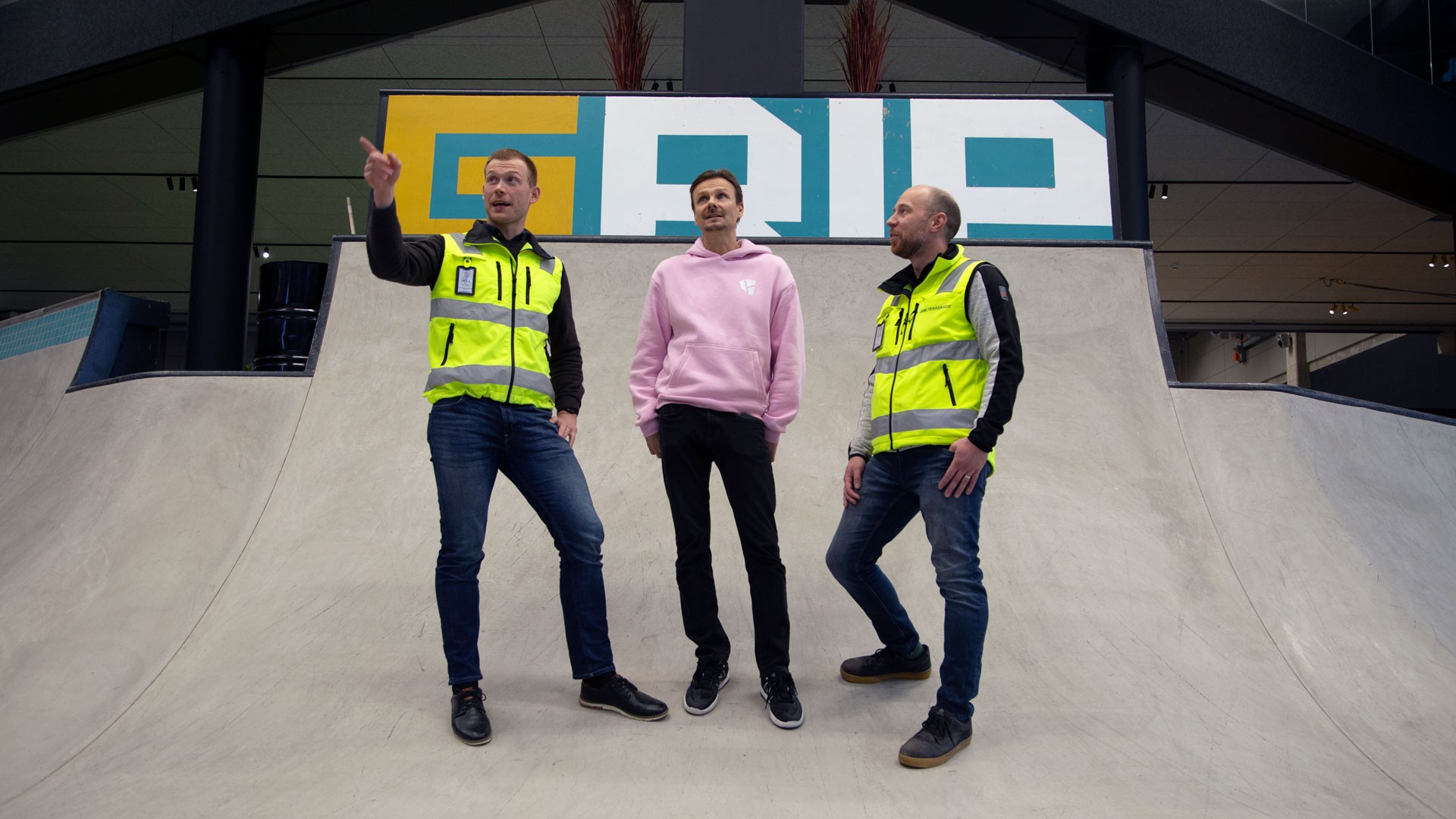 Skanskan työpäällikkö Tomi Korvenpää, GRIPin toimitusjohtaja Janne Sievänen ja Skanskan Jami Teräsahde.