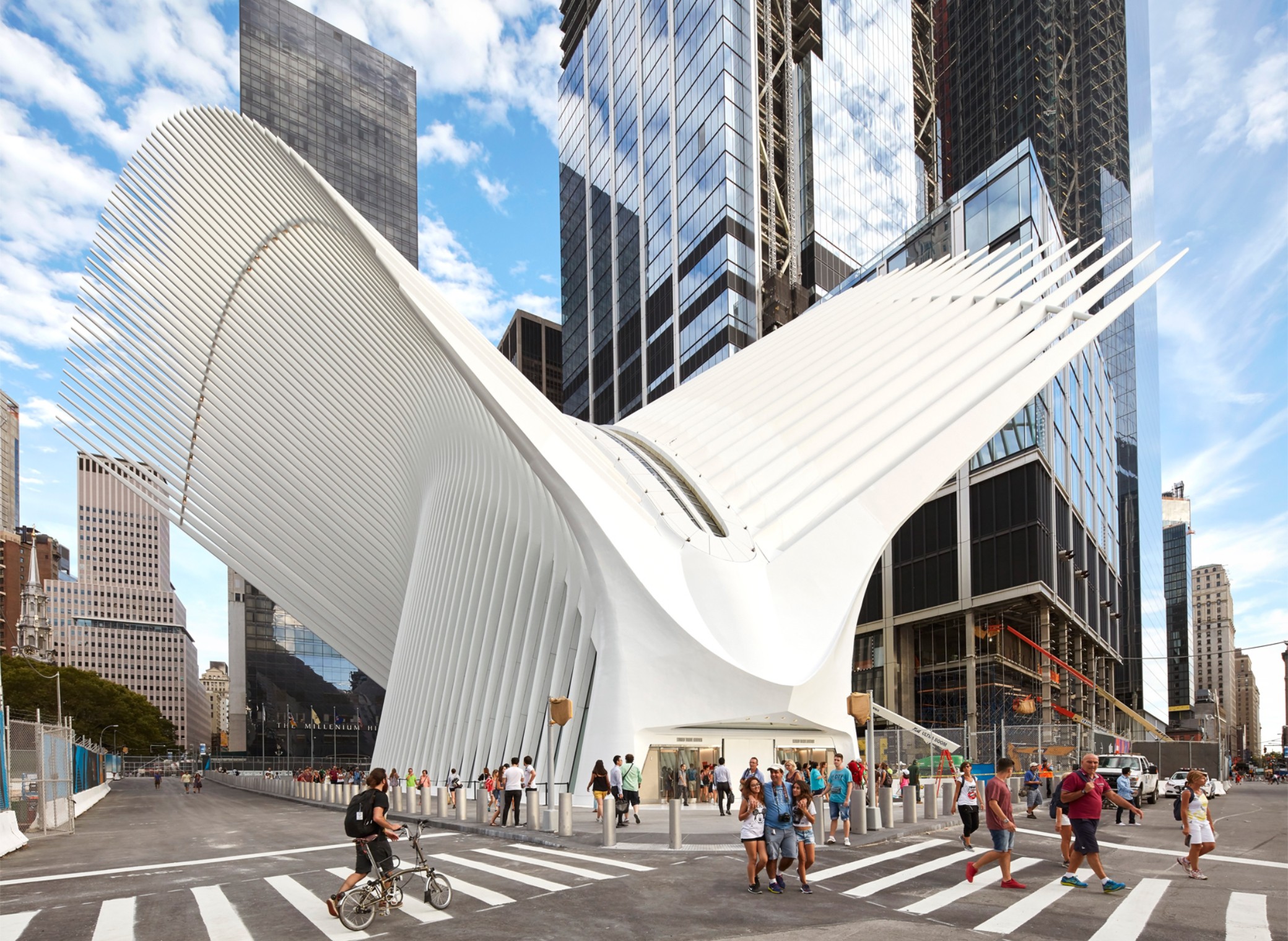 Oculus-joukkoliikennekeskuksen valkoinen rakennus New Yorkissa katutasolta kuvattuna